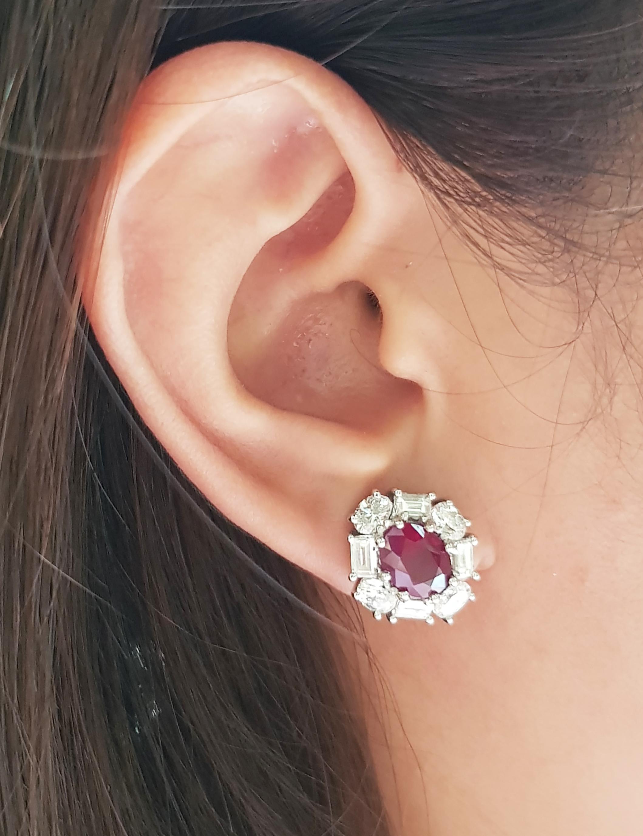 Orecchini con rubino di 4,18 carati e diamante di 2,66 carati con montatura in oro bianco 18 carati

Larghezza:  1.3 cm 
Lunghezza: 1.6 cm
Peso totale: 9.49 grammi

