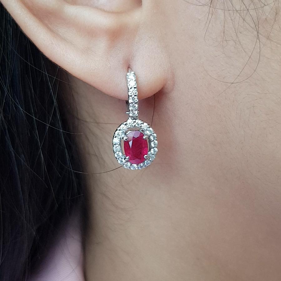 Pendientes de Rubí de 2,03 quilates con Diamante de 0,57 quilates engastados en Oro Blanco de 18 quilates 

Anchura: 1.0 cm
Longitud: 2.5 cm 

