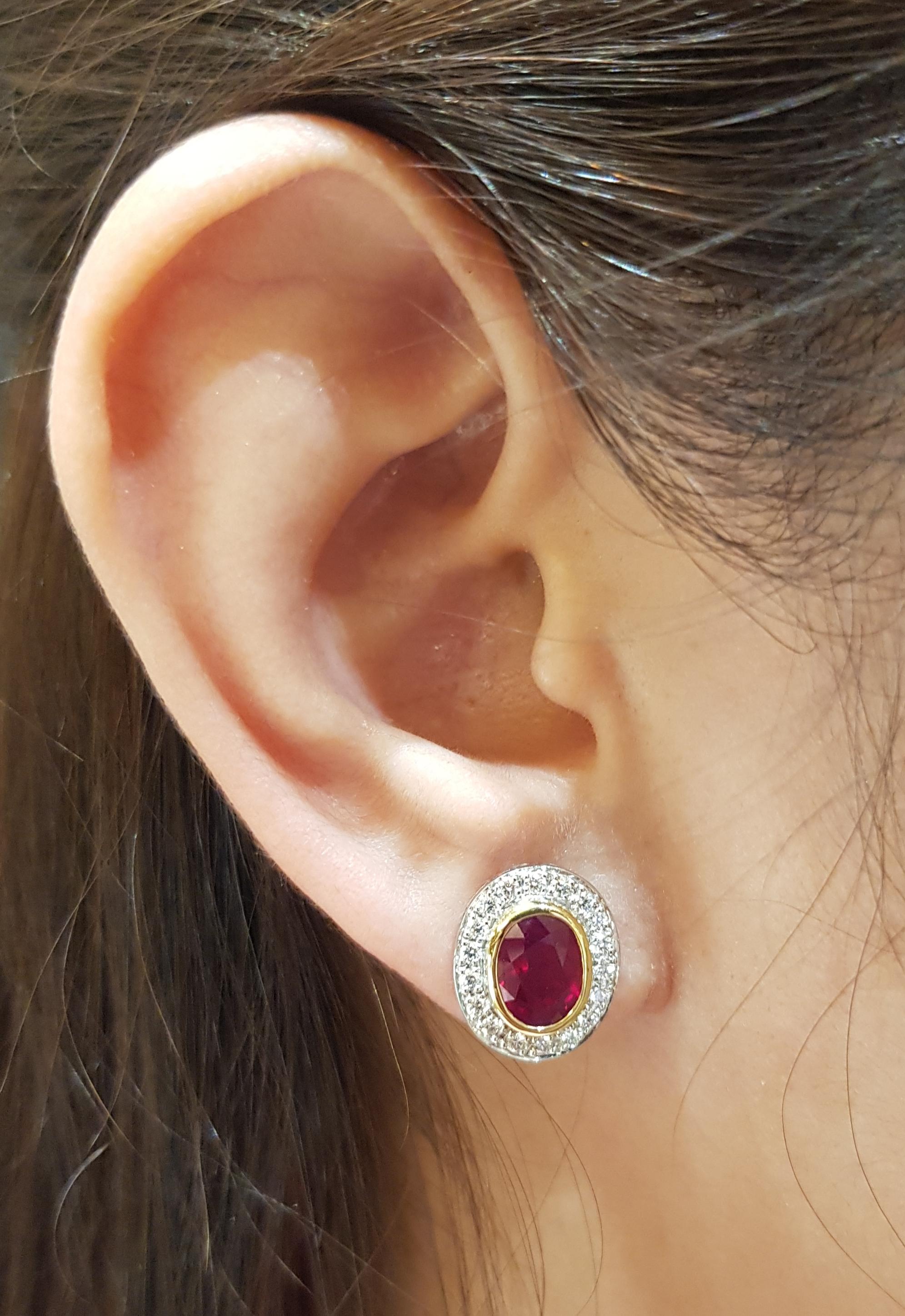 Orecchini con rubino di 3,30 carati e diamante di 0,44 carati con montatura in oro bianco 18 carati

Larghezza:  1.1 cm 
Lunghezza: 1,4 cm
Peso totale: 7.05 grammi

