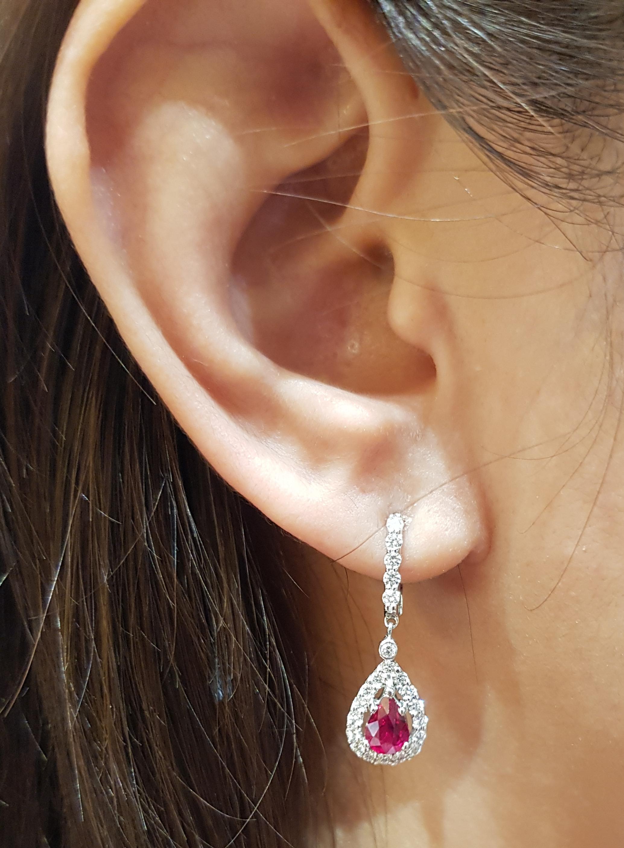 Boucles d'oreilles composées d'un rubis de 2,95 carats et d'un diamant de 0,43 carat sertis dans une monture en or blanc 18 carats

Largeur :  0.9 cm 
Longueur : 3,0 cm
Poids total : 4,37 grammes

