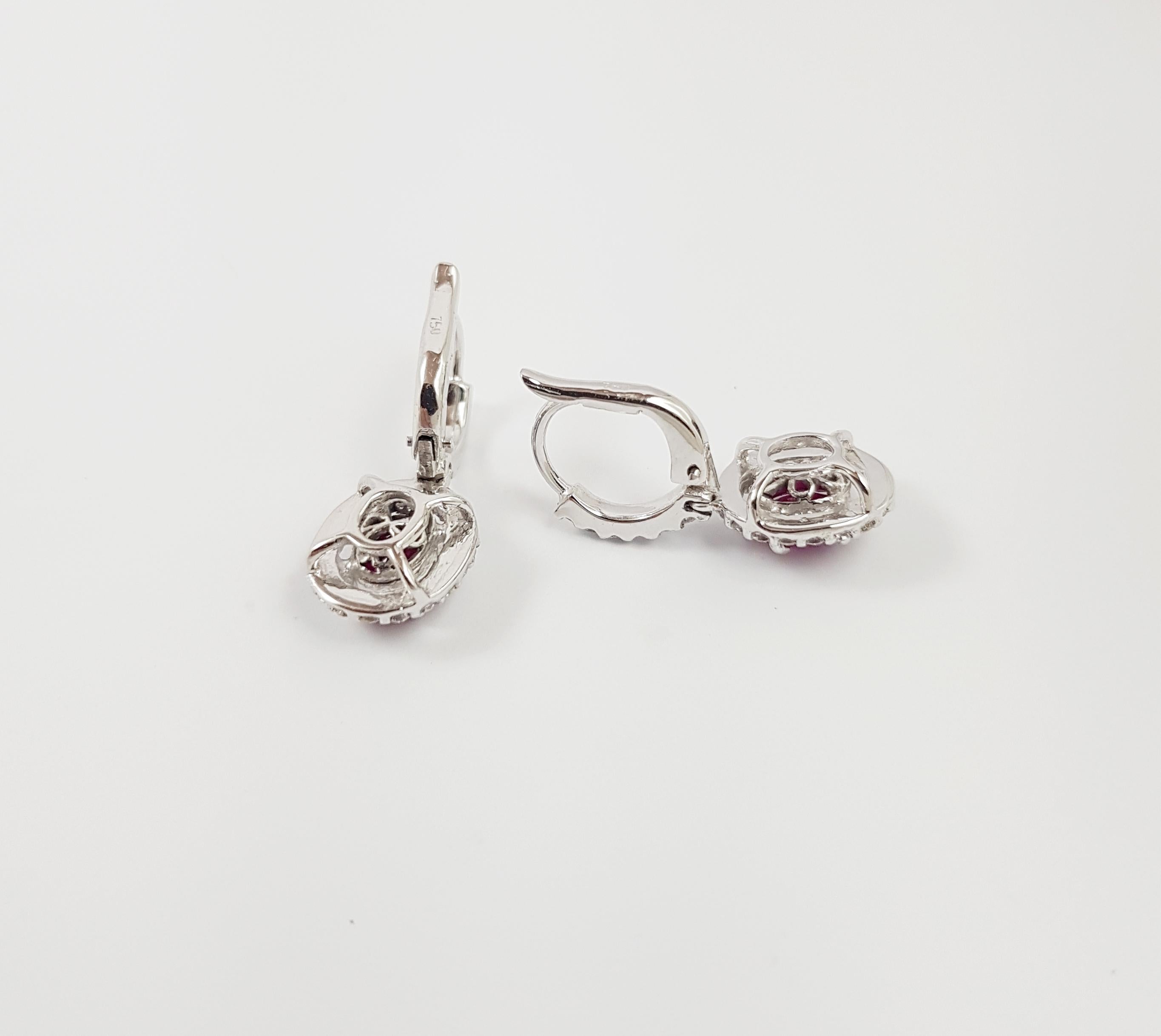Taille ovale Boucles d'oreilles en or blanc 18 carats serties de rubis et de diamants en vente