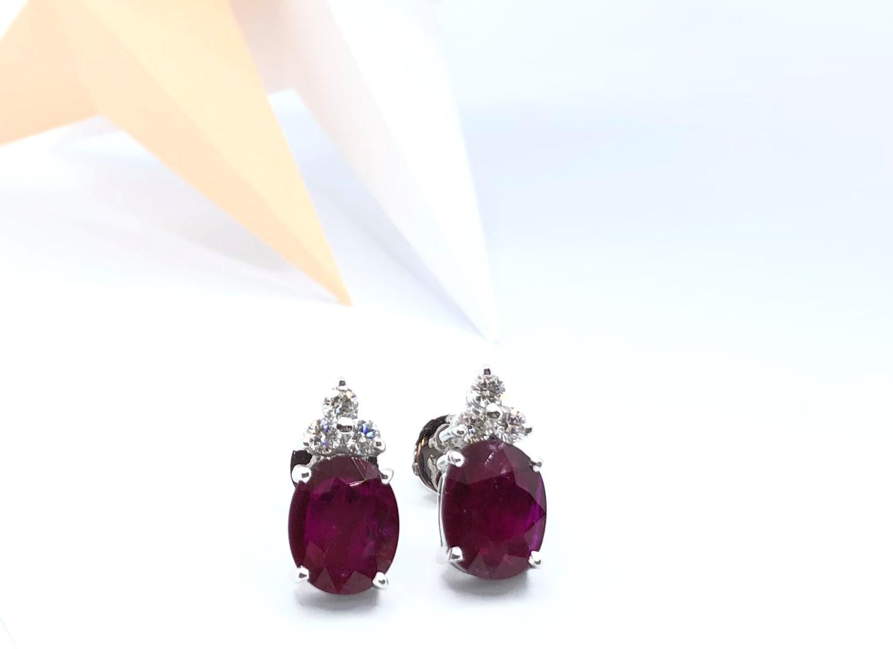Ruby with Diamond Earrings Set in 18 Karat White Gold Settings In New Condition For Sale In Bangkok, TH
