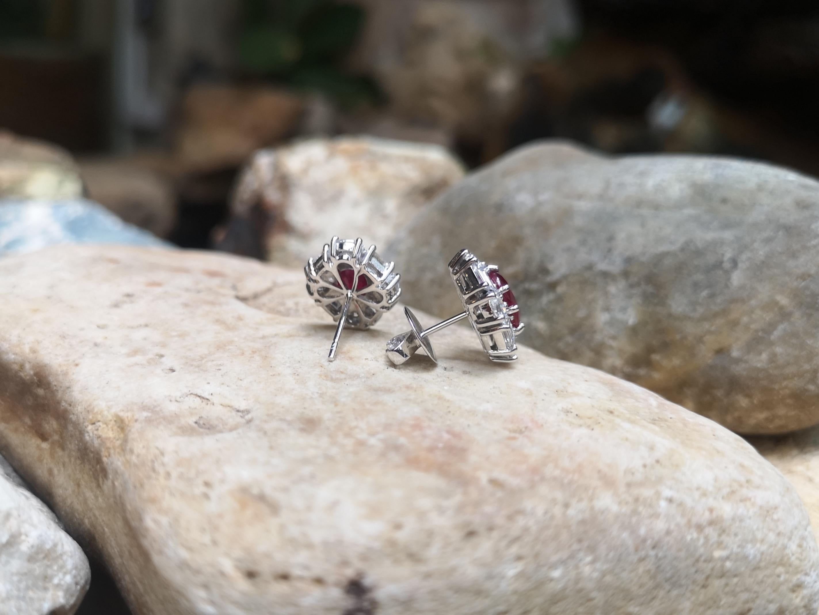 Orecchini con rubino e diamanti incastonati in oro bianco 18 carati In condizioni Nuovo in vendita a Bangkok, TH