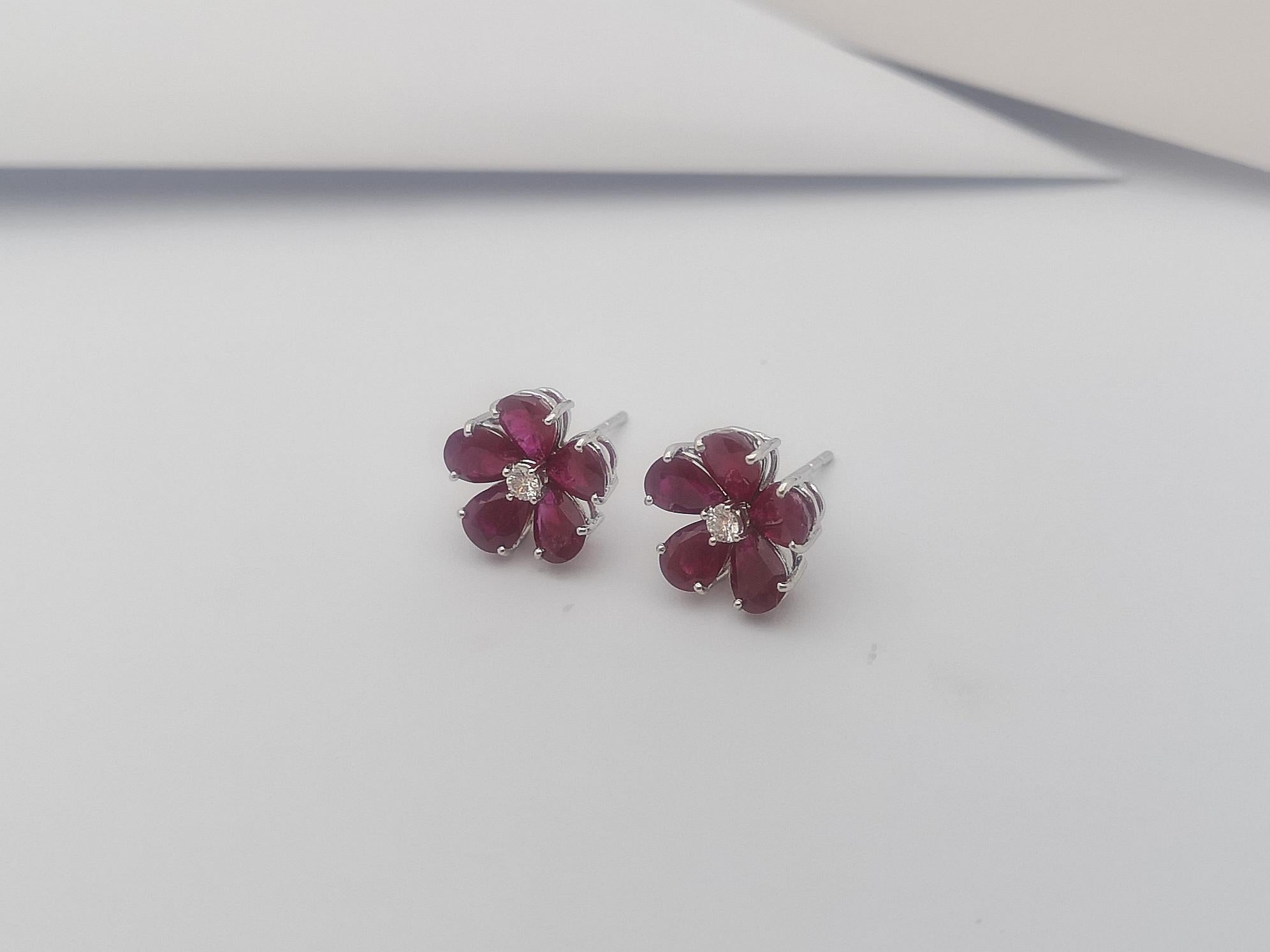 Ruby with Diamond Earrings Set in 18 Karat White Gold Settings In New Condition For Sale In Bangkok, TH