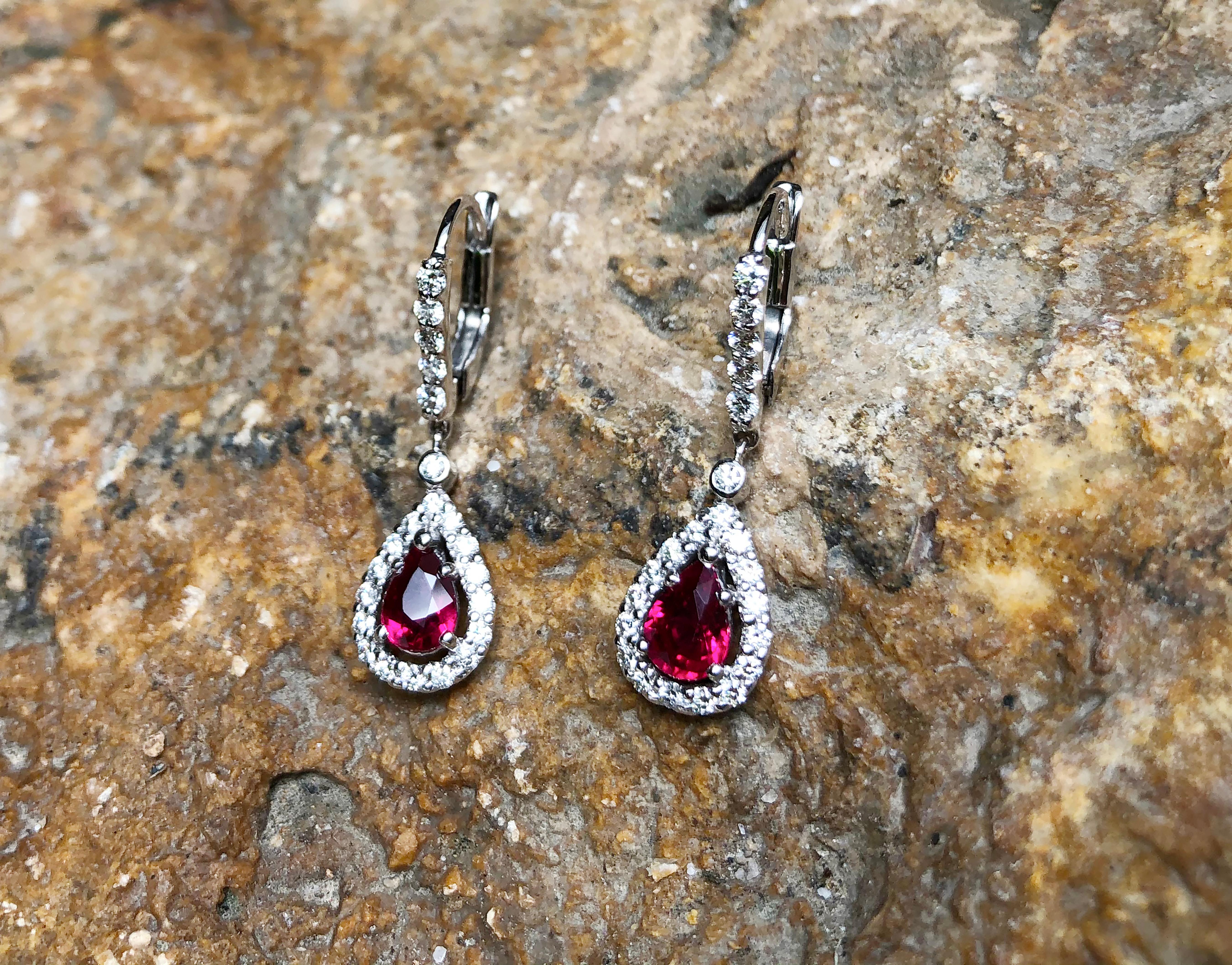 Boucles d'oreilles en or blanc 18 carats serties de rubis et de diamants en vente 1