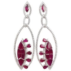 Pendientes de rubí con diamantes engastados en oro blanco de 18 quilates