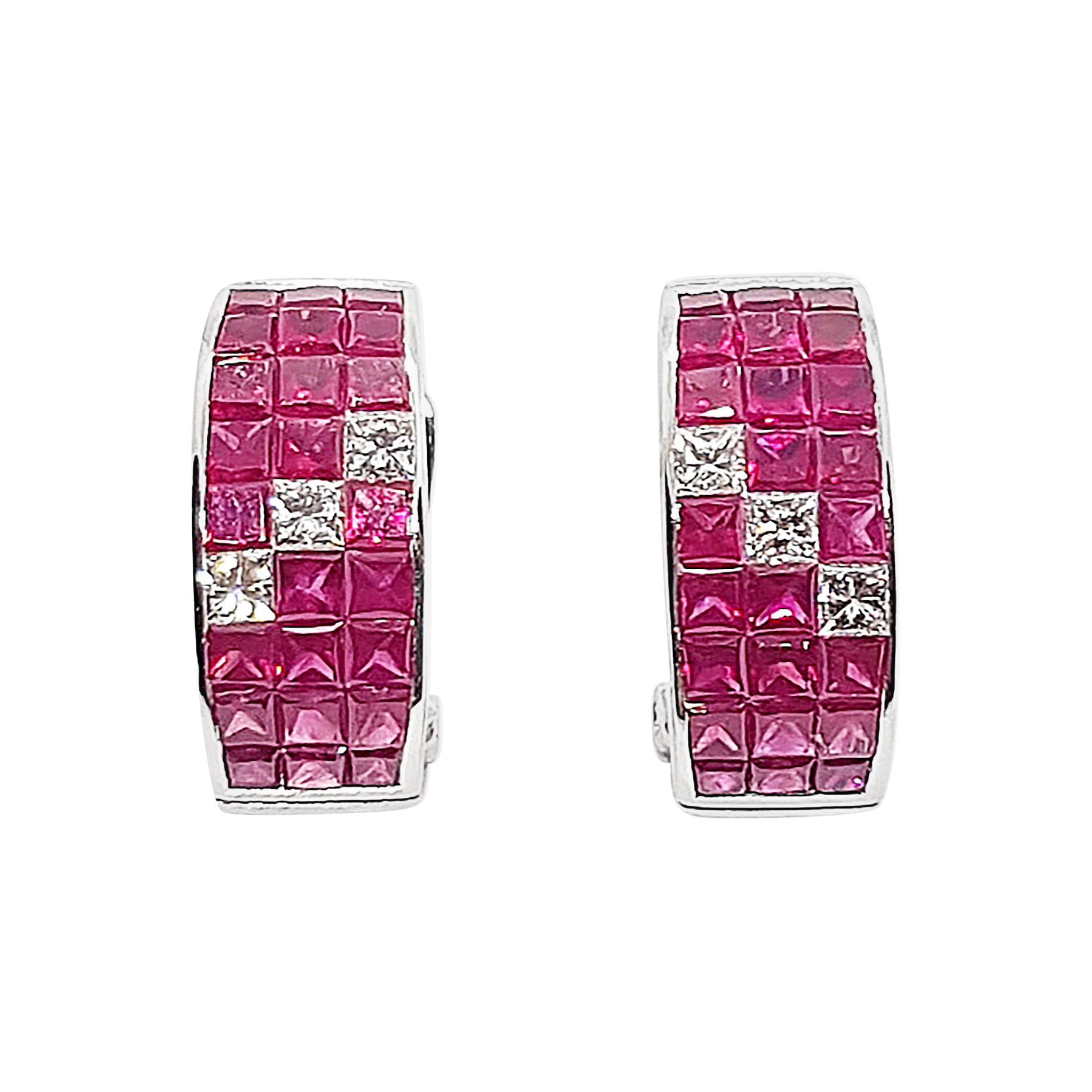 Boucles d'oreilles en or blanc 18 carats serties de rubis et de diamants en vente