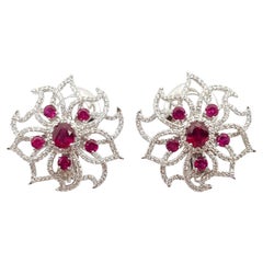 Boucles d'oreilles en or blanc 18 carats avec rubis et diamants