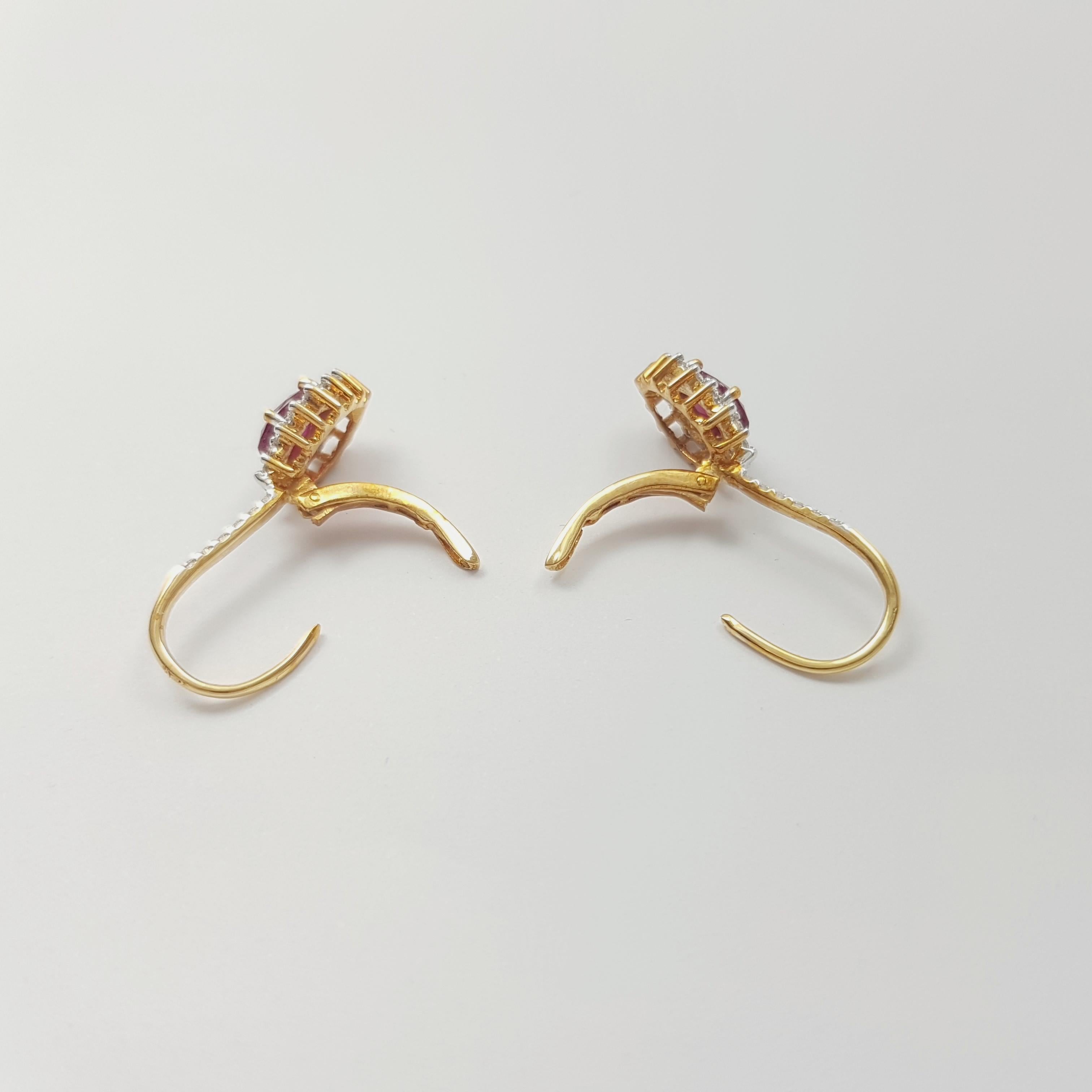 Ruby with Diamond Earrings set in 18K Gold Settings in vendita 4