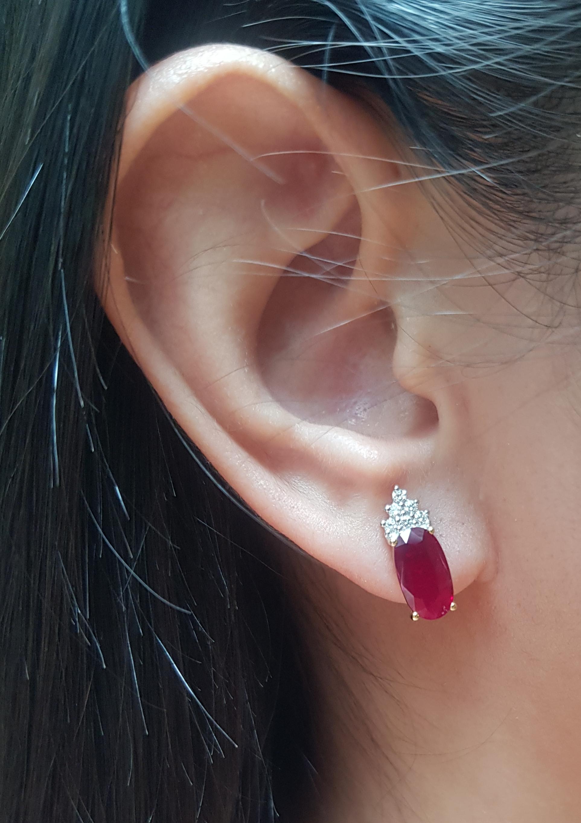Orecchini con rubino di 3,10 carati e diamante di 0,16 carati con montatura in oro 18K

Larghezza: 0,6 cm 
Lunghezza: 1.6 cm
Peso totale: 5.18 grammi

