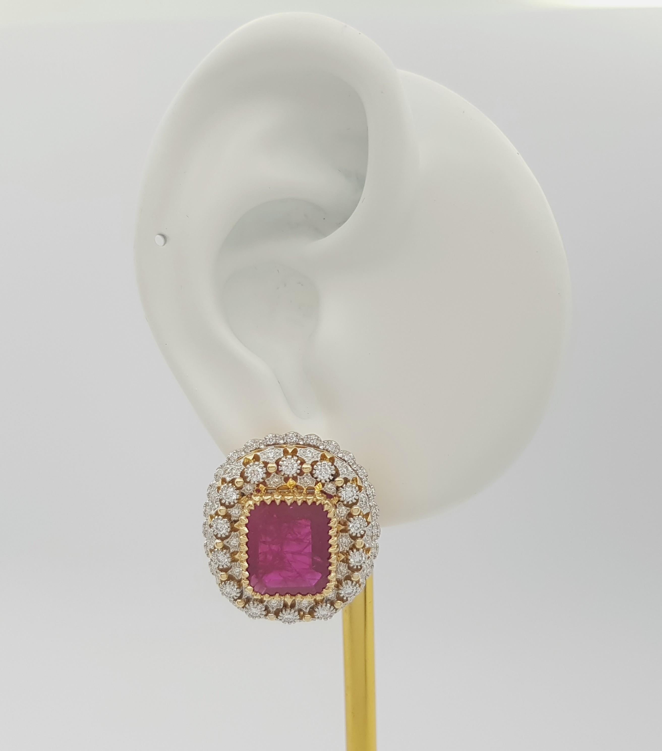Rubino 10,16 carati con diamante 1,42 carati Orecchini con montatura in oro 18K

Larghezza: 2.2 cm 
Lunghezza: 2.5 cm
Peso totale: 23,91 grammi
Certificato
GIT 2405070150001
GIA 2496297417


