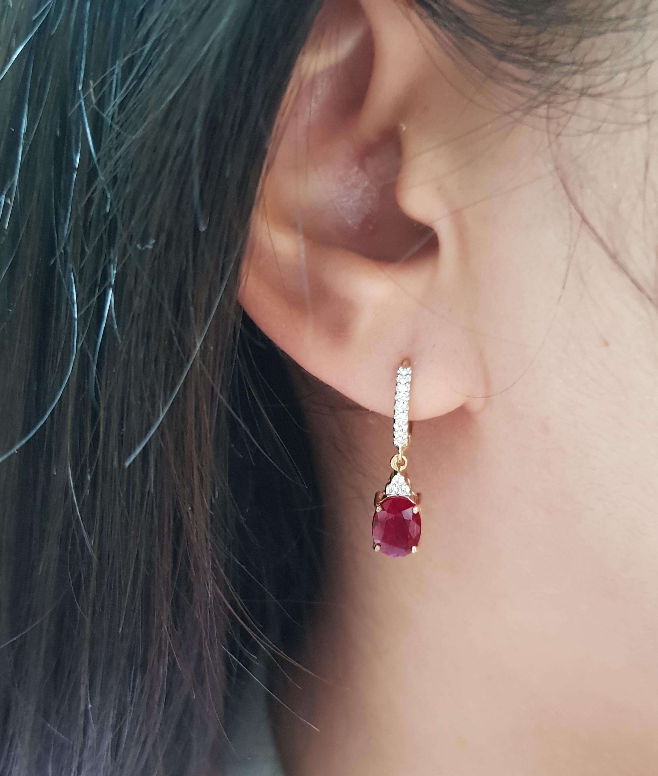 Orecchini con rubino di 1,98 carati e diamante di 0,12 carati con montatura in oro 18K

Larghezza: 0,6 cm 
Lunghezza: 2.5 cm
Peso totale: 3.23 grammi

