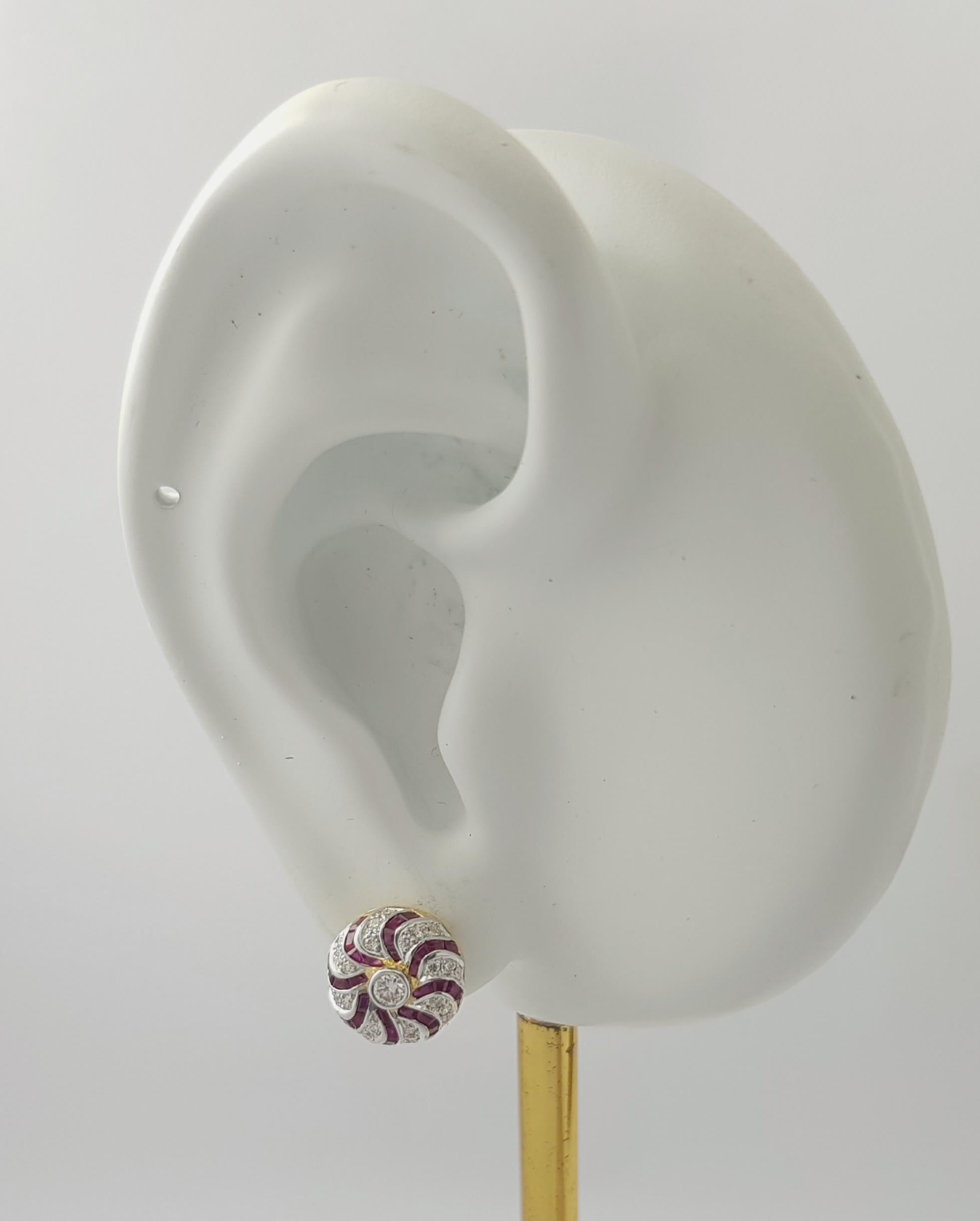 Orecchini con rubino da 1,0 carati e diamante da 0,32 carati con montatura in oro 18 carati

Larghezza: 0,9 cm 
Lunghezza: 0.9 cm
Peso totale: 3.40 grammi

