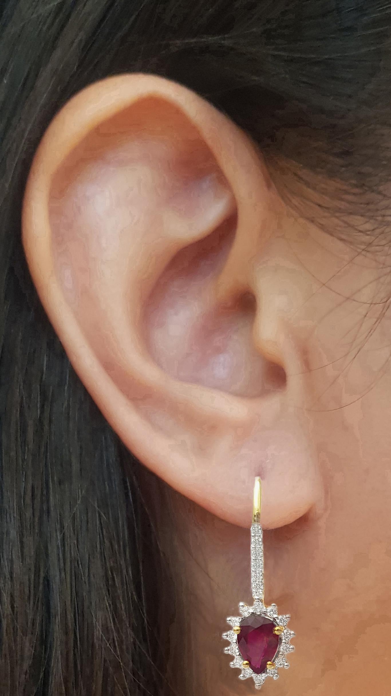 Orecchini con rubino di 1,45 carati e diamante di 0,38 carati con montatura in oro 18 carati

Larghezza: 0,7 cm 
Lunghezza: 2.6 cm
Peso totale: 4.19 grammi

