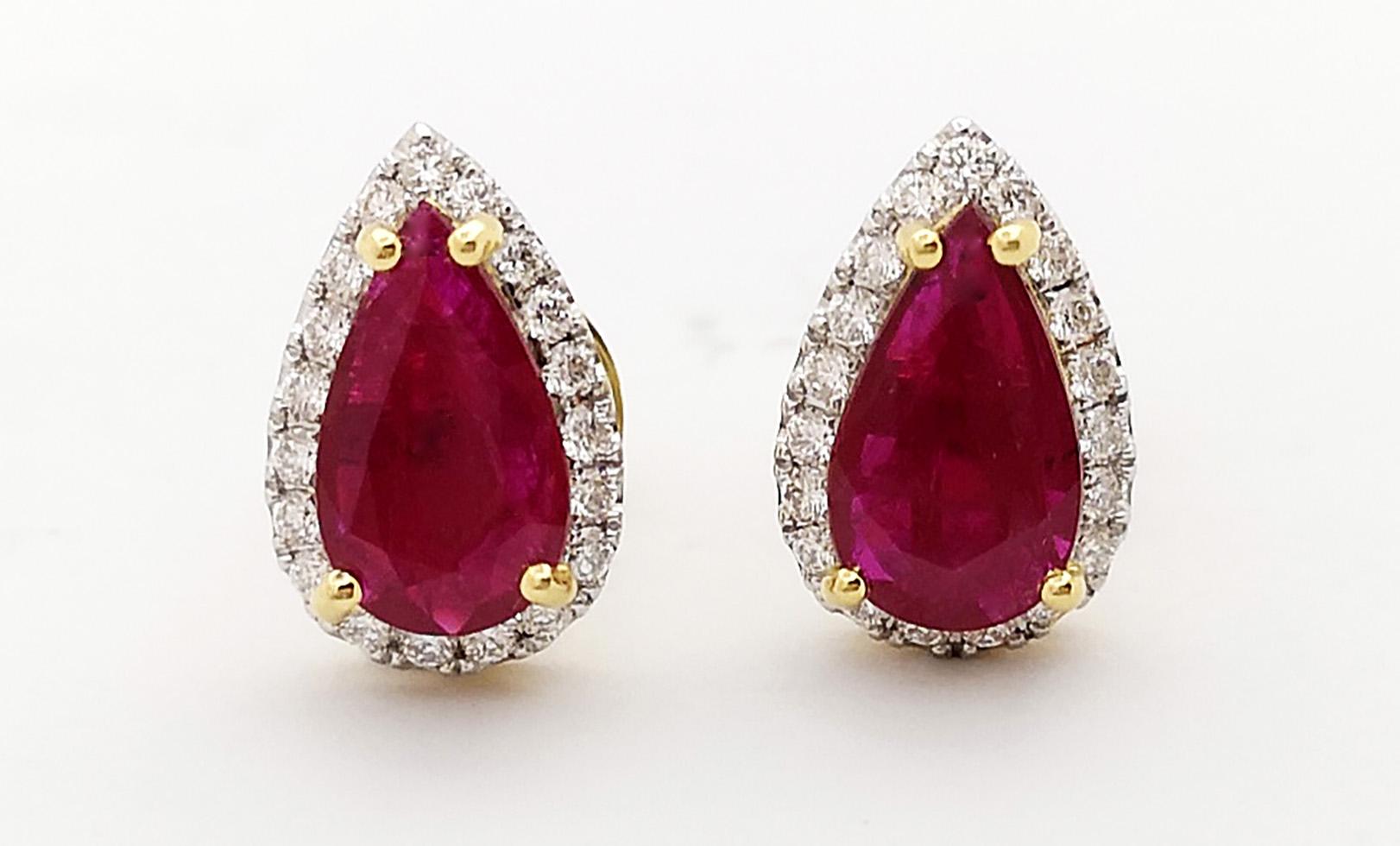 Contemporaneo Orecchini di rubini e diamanti con montatura in oro 18K in vendita