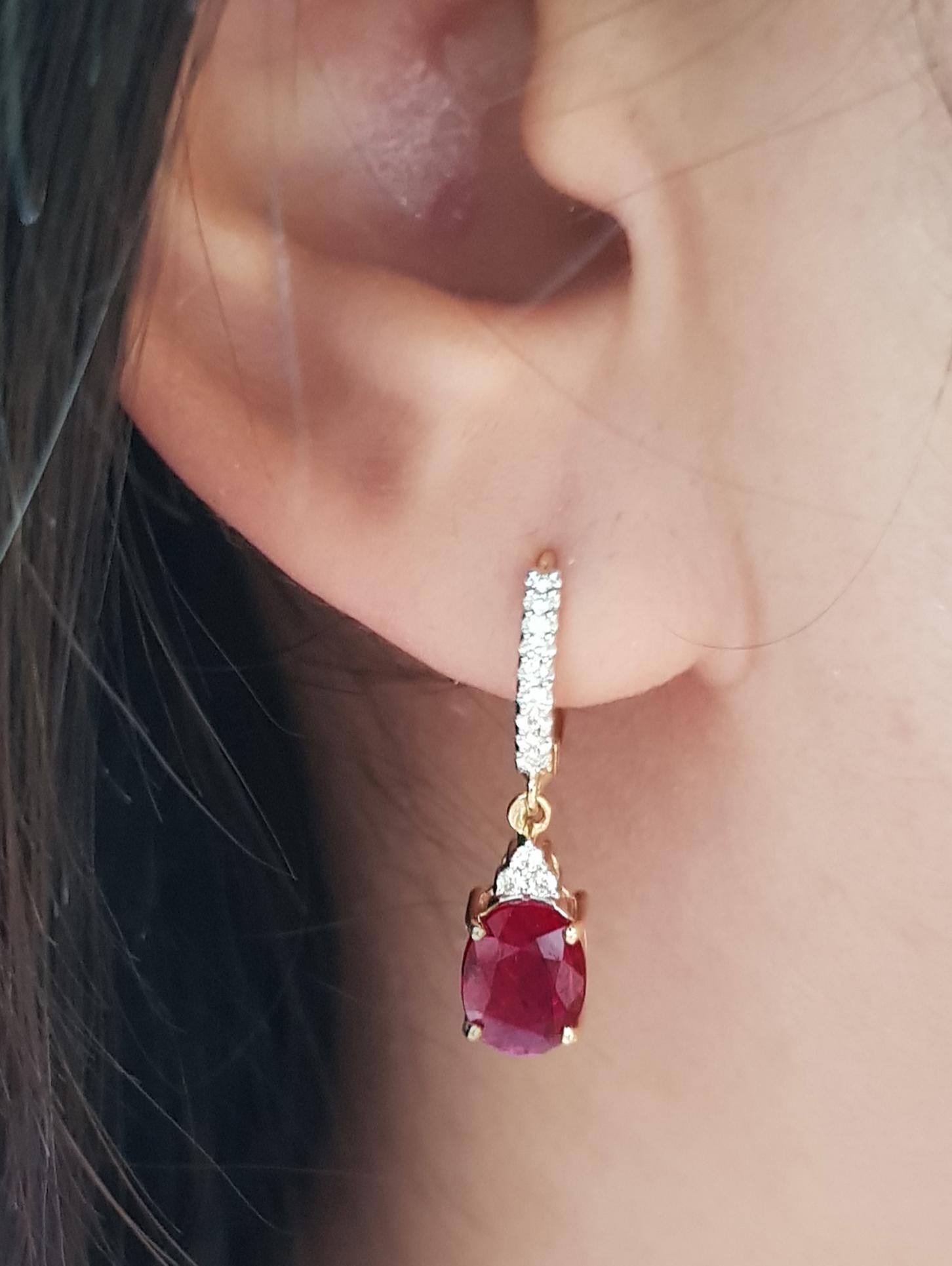 Contemporaneo Orecchini di rubini e diamanti con montatura in oro 18K in vendita