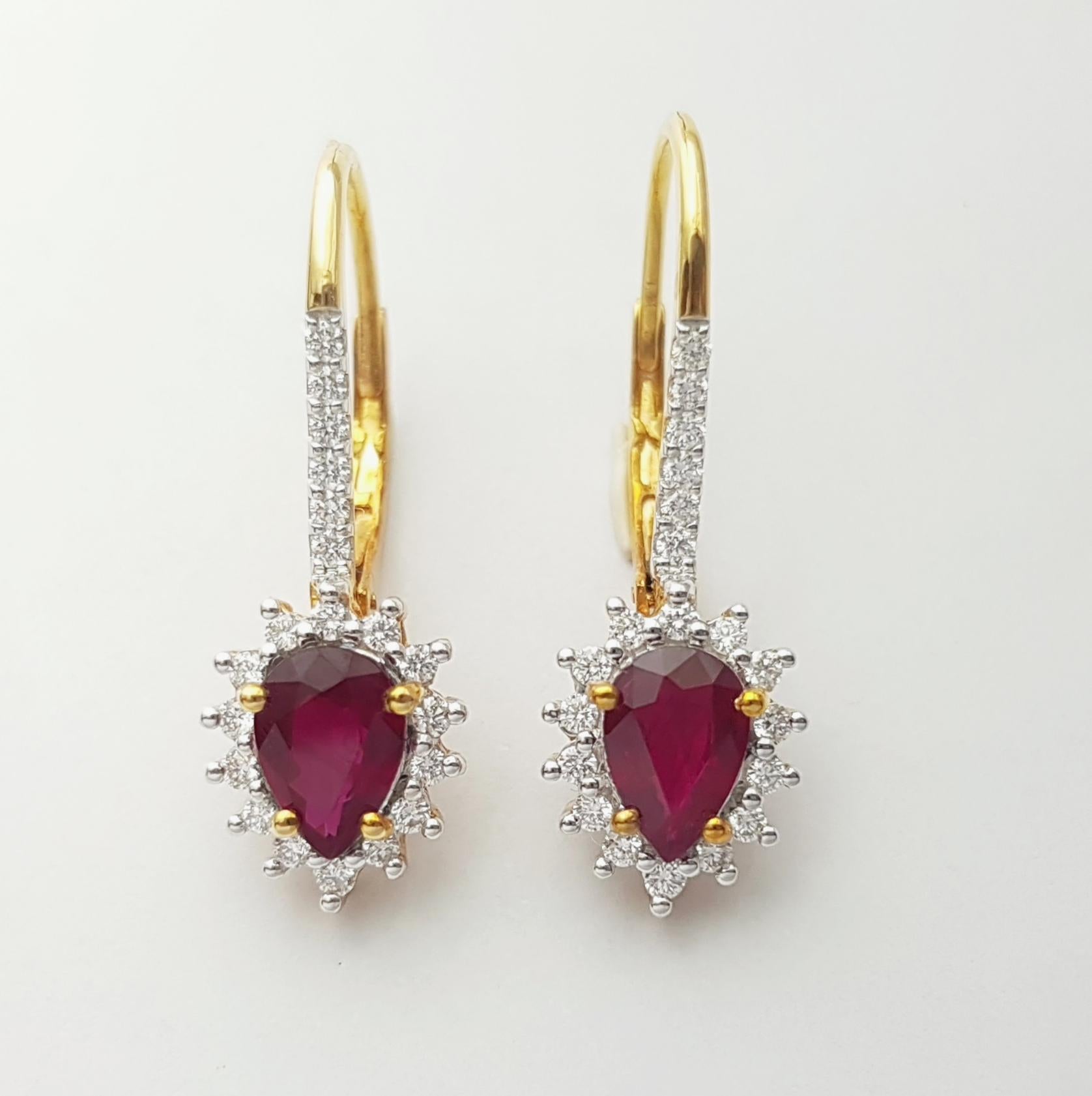 Contemporaneo Ruby with Diamond Earrings set in 18K Gold Settings in vendita