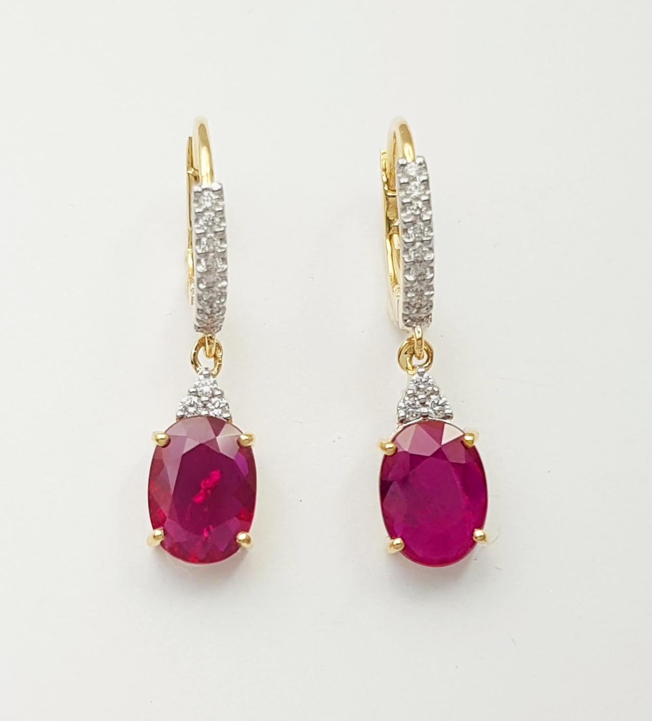 Taglio ovale Orecchini di rubini e diamanti con montatura in oro 18K in vendita