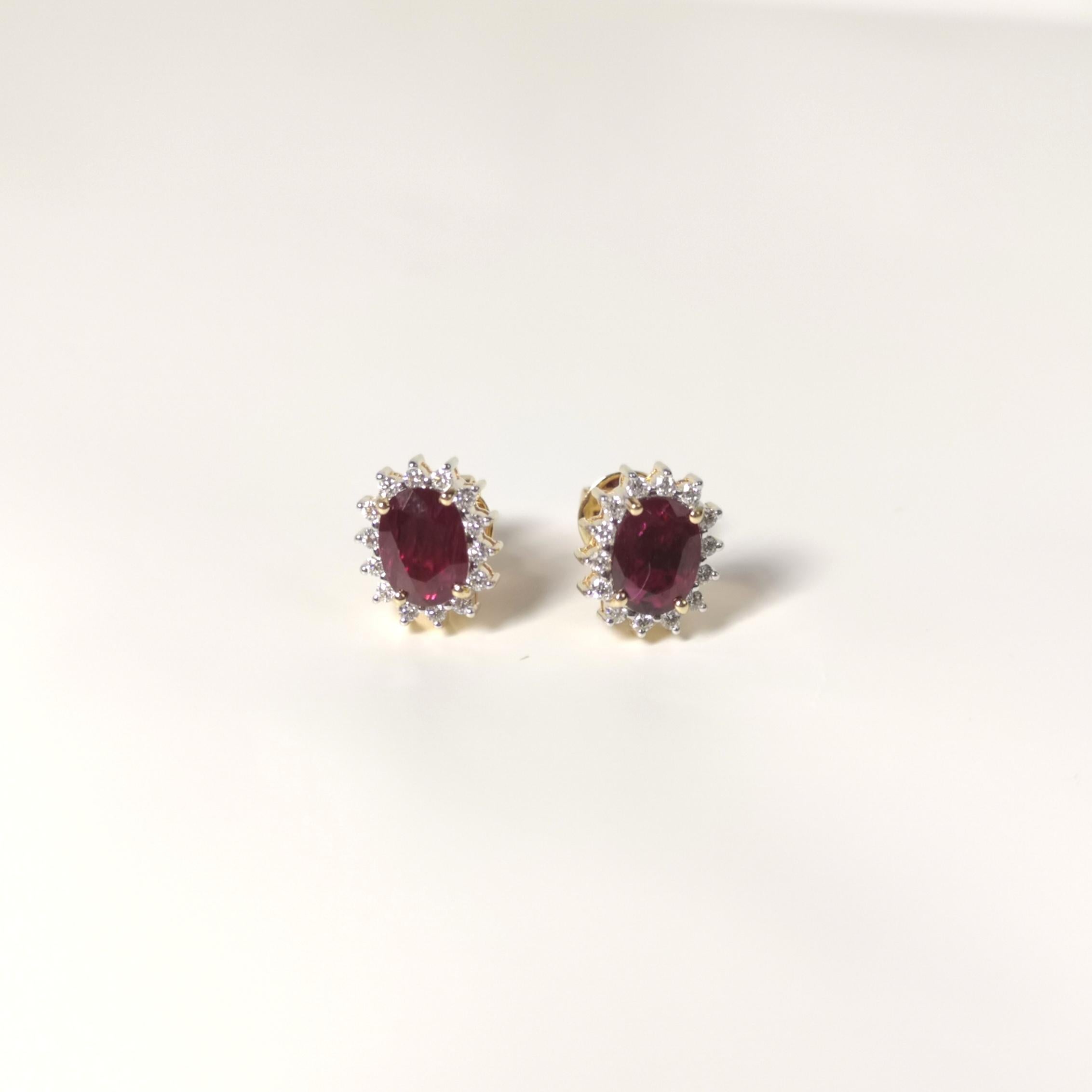 Rubin-Ohrringe mit Diamanten in 18 Karat Gold gefasst (Ovalschliff) im Angebot