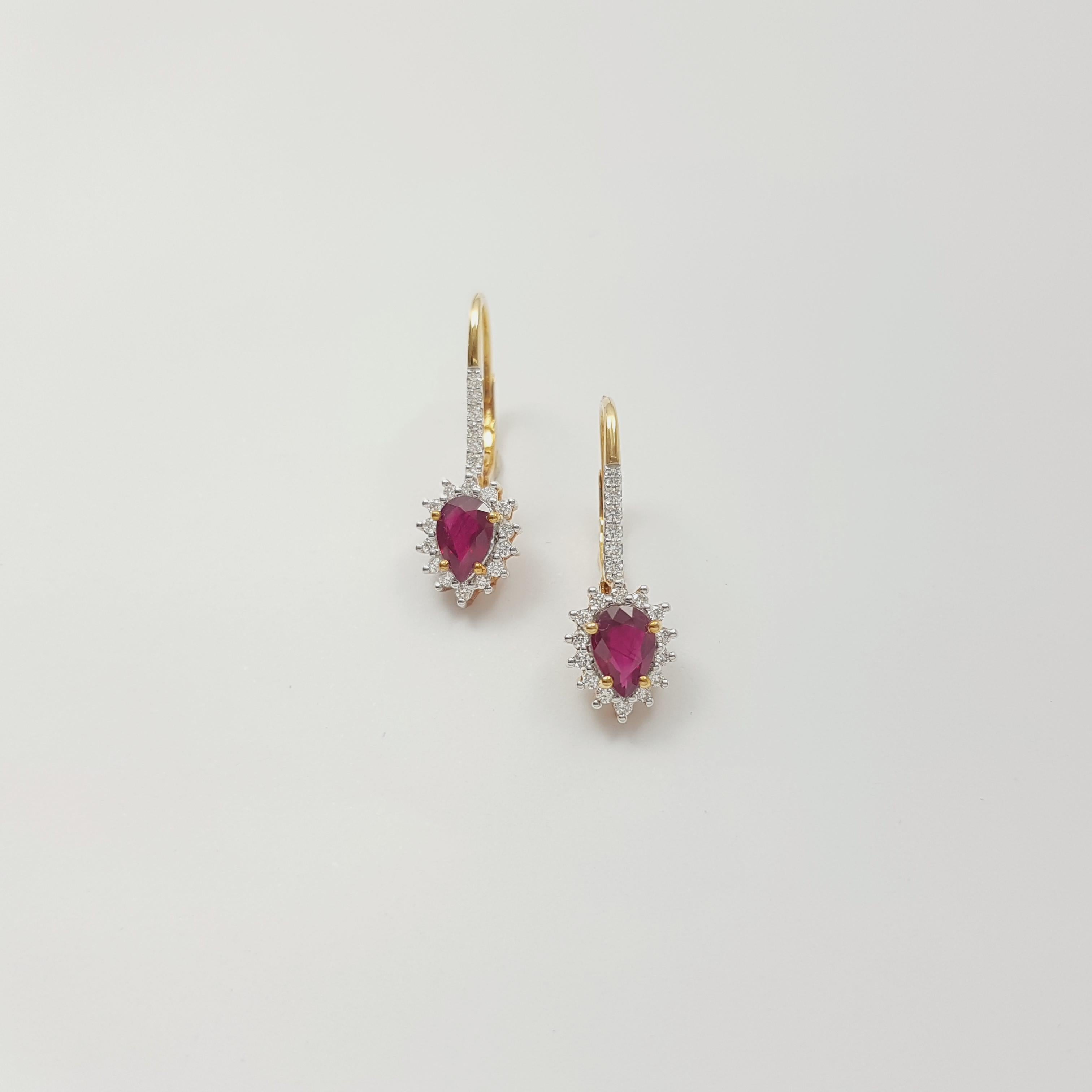 Taglio a goccia Ruby with Diamond Earrings set in 18K Gold Settings in vendita