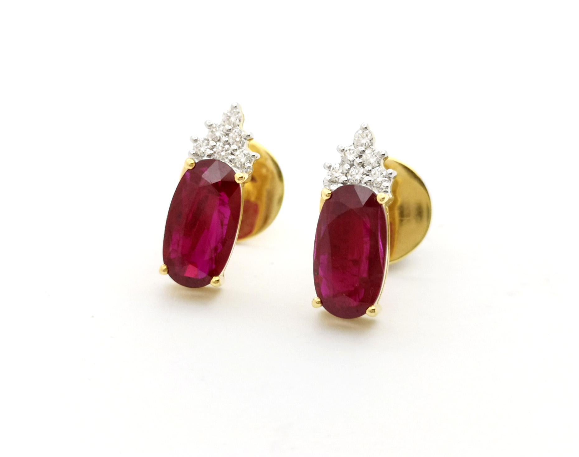 Ruby with Diamond Earrings set in 18K Gold Settings In New Condition For Sale In Bangkok, TH