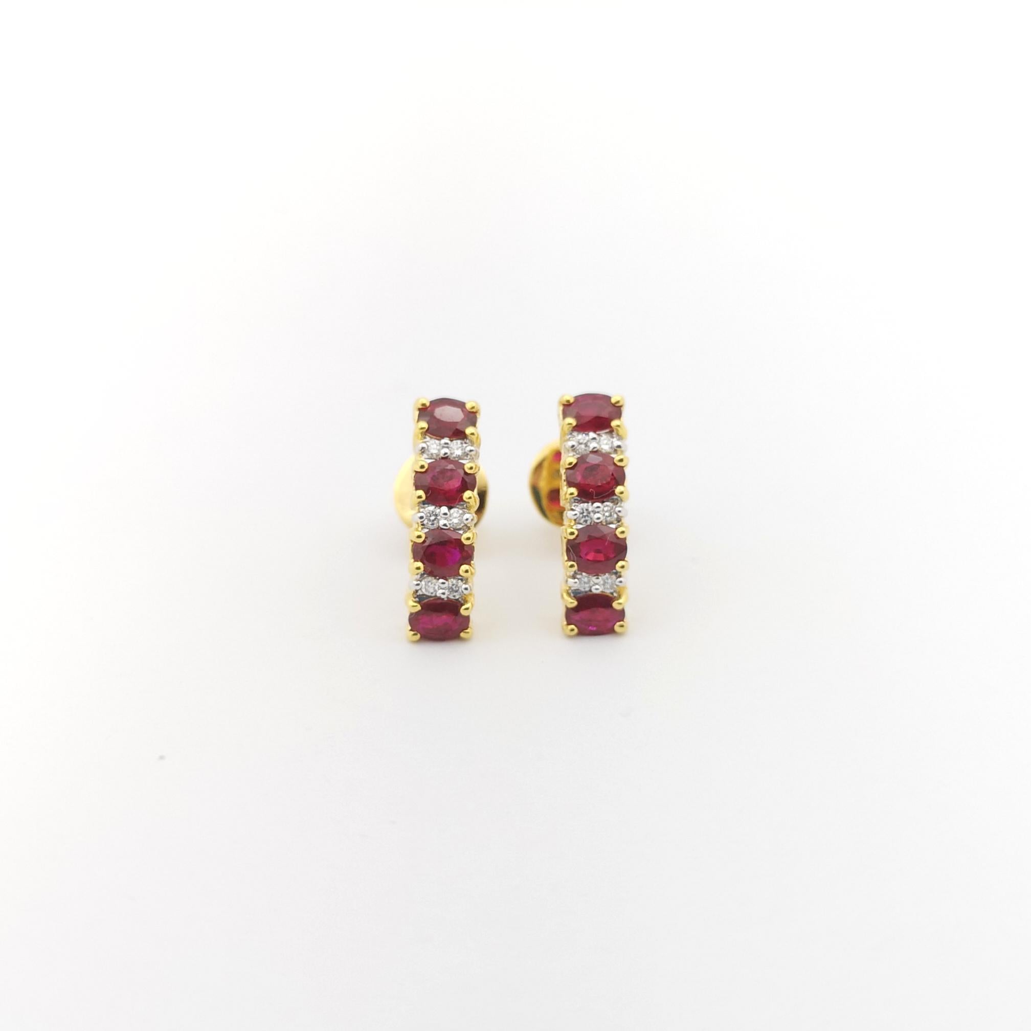 Ruby with Diamond Earrings set in 18K Gold Settings In New Condition For Sale In Bangkok, TH