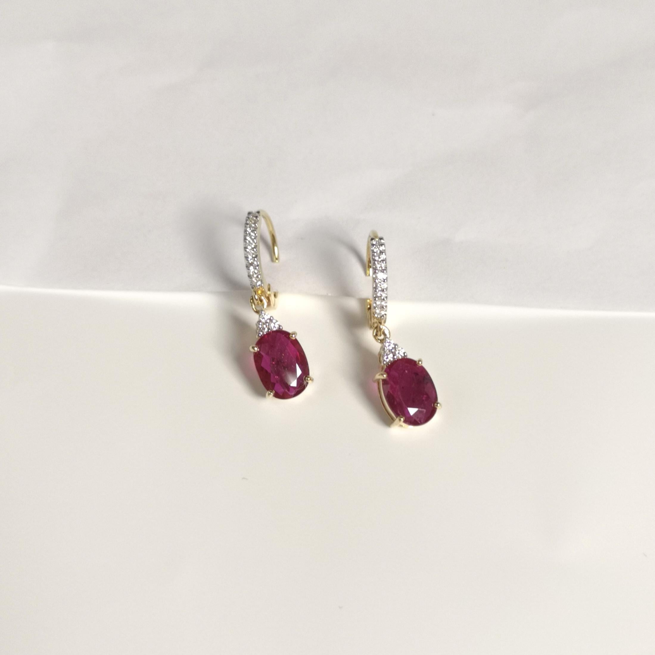 Orecchini di rubini e diamanti con montatura in oro 18K In condizioni Nuovo in vendita a Bangkok, TH