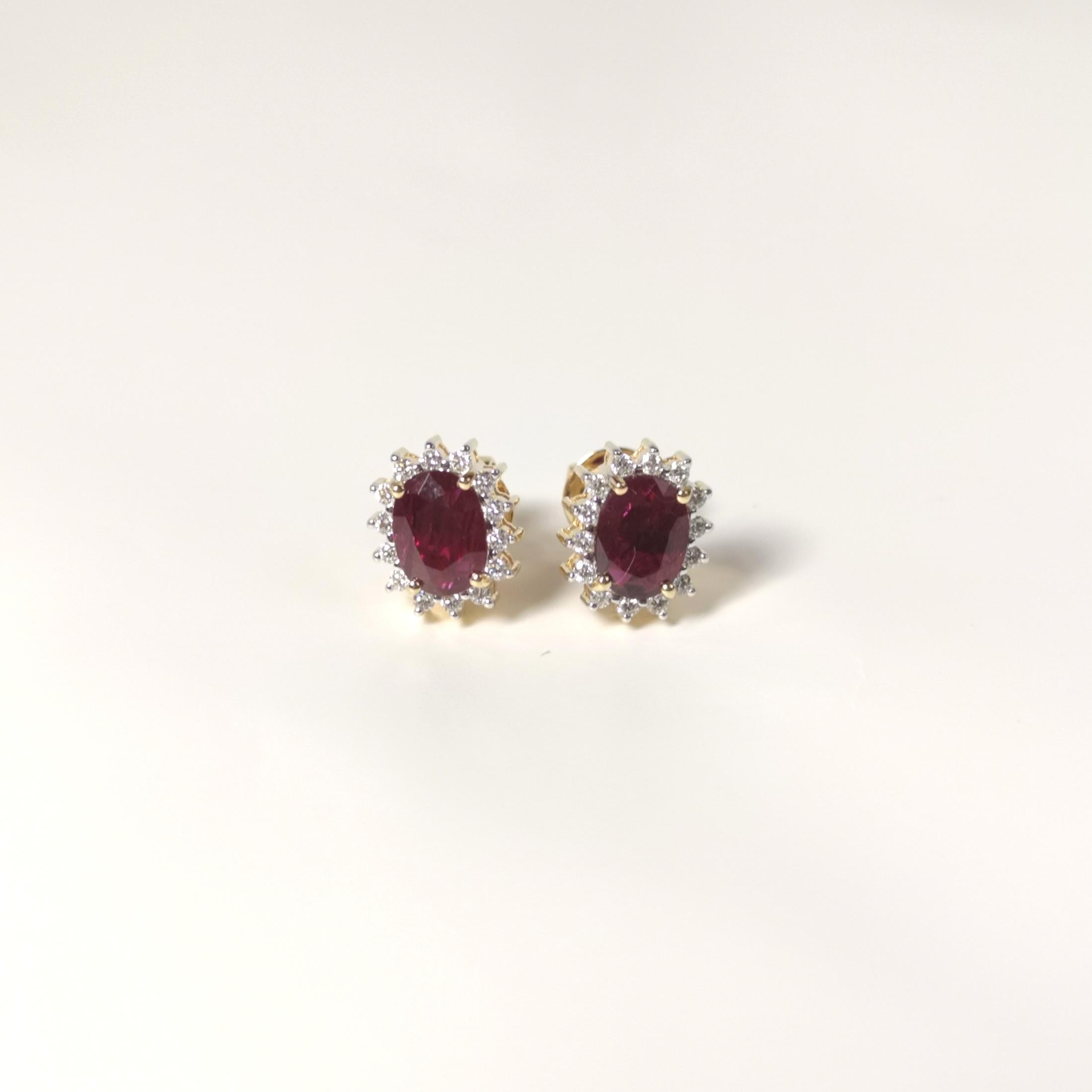 Rubin-Ohrringe mit Diamanten in 18 Karat Gold gefasst im Zustand „Neu“ im Angebot in Bangkok, TH