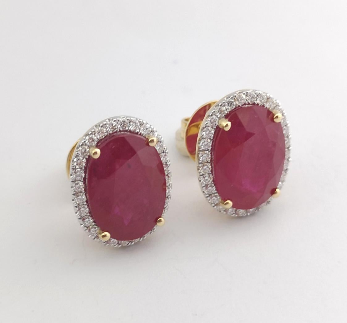 Rubin-Ohrringe mit Diamanten in 18 Karat Gold gefasst im Zustand „Neu“ im Angebot in Bangkok, TH