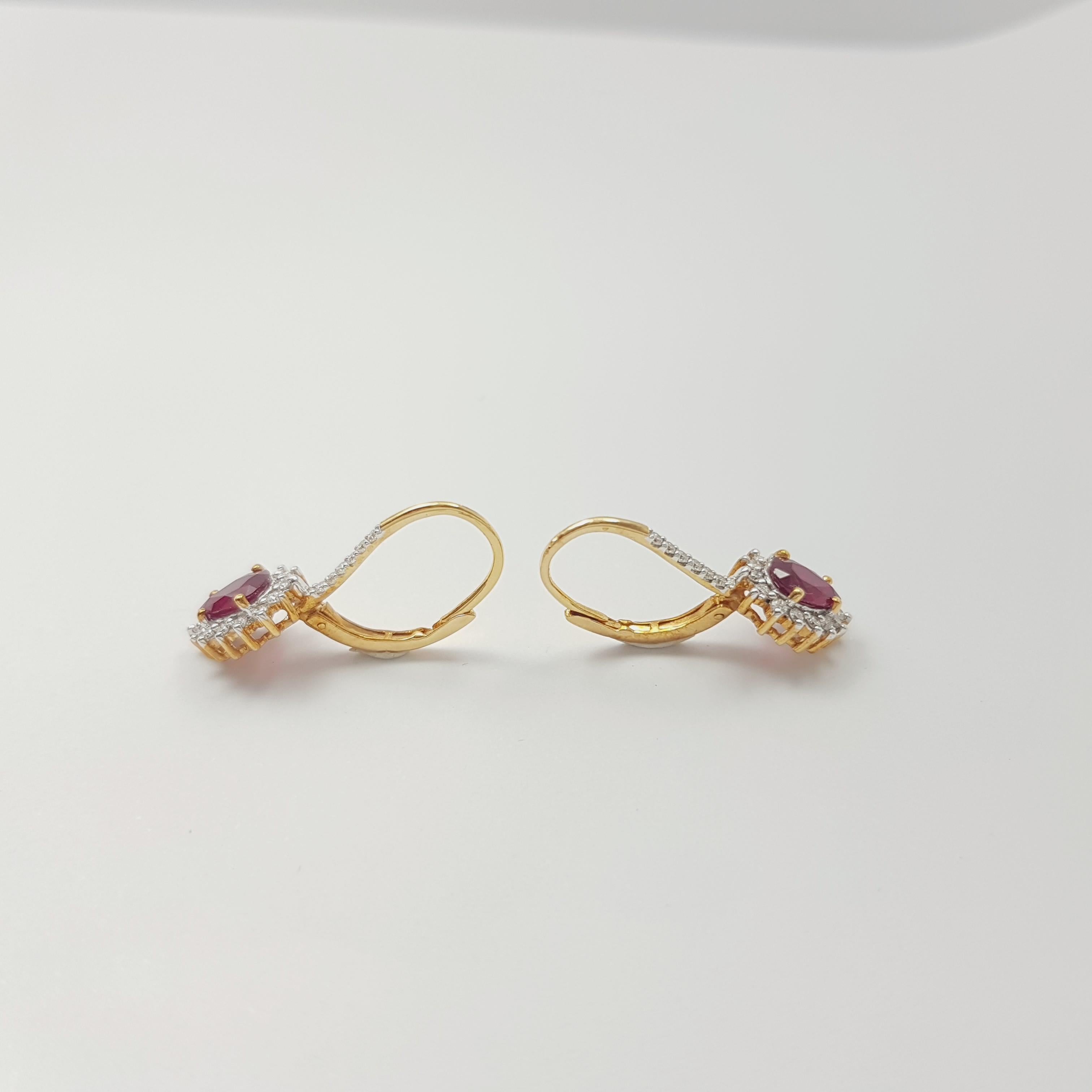 Ruby with Diamond Earrings set in 18K Gold Settings In condizioni Nuovo in vendita a Bangkok, TH