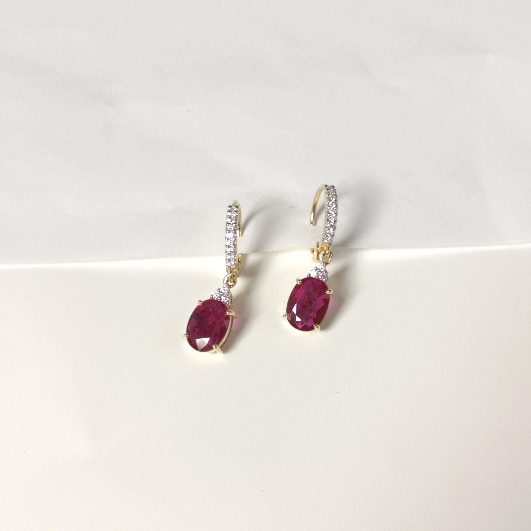Donna Orecchini di rubini e diamanti con montatura in oro 18K in vendita