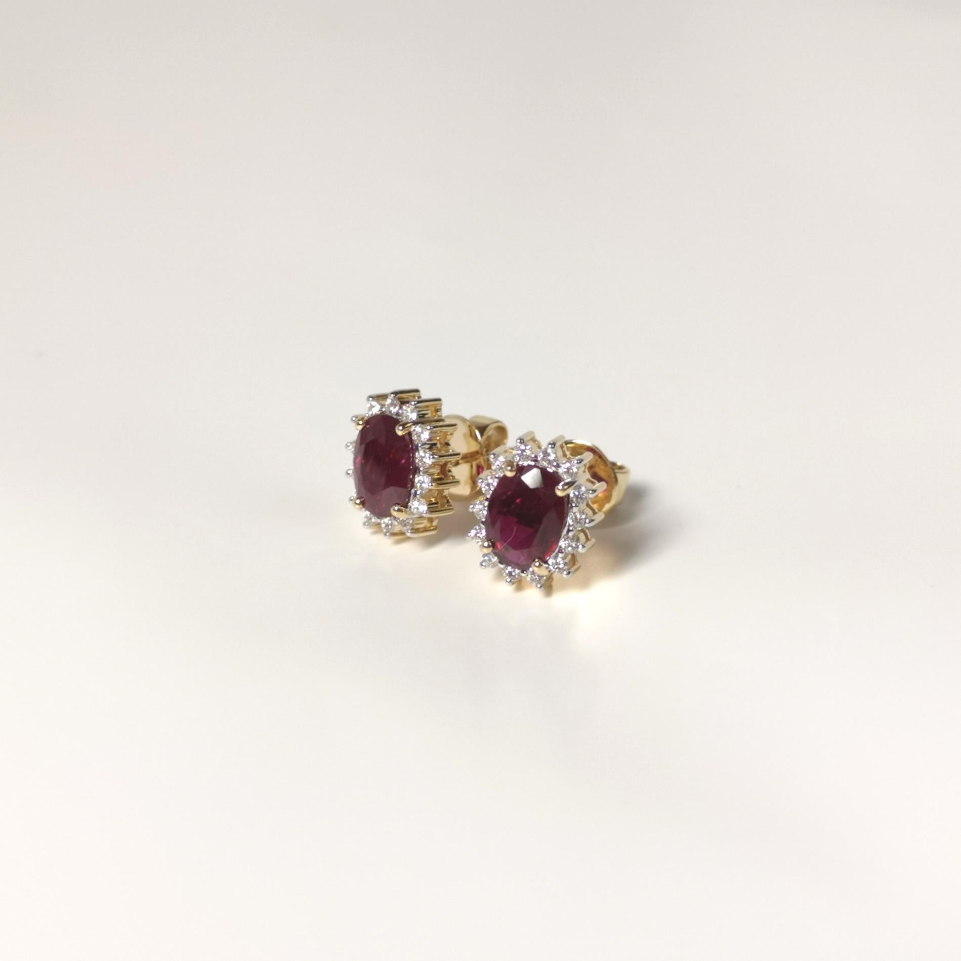 Rubin-Ohrringe mit Diamanten in 18 Karat Gold gefasst Damen im Angebot