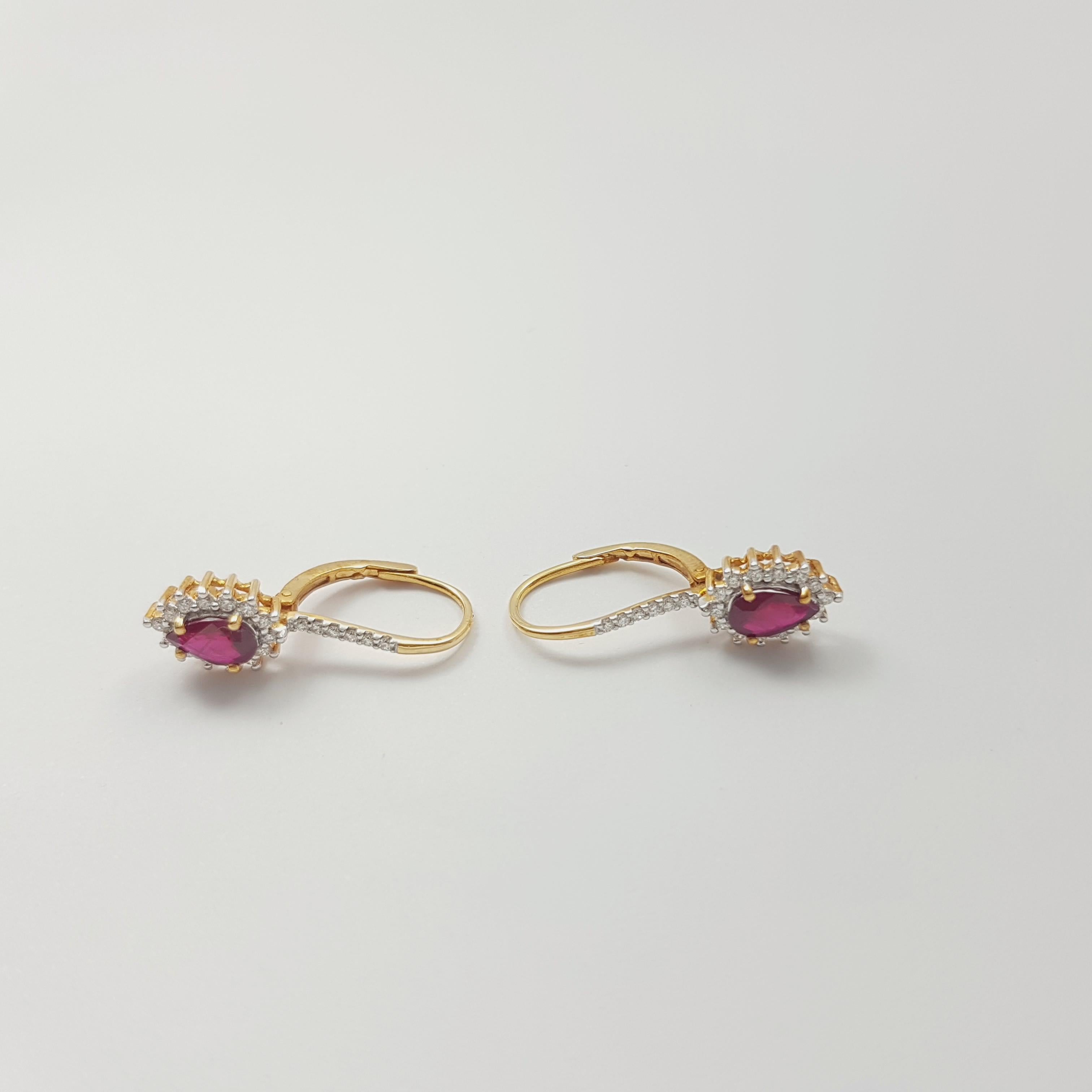 Donna Ruby with Diamond Earrings set in 18K Gold Settings in vendita