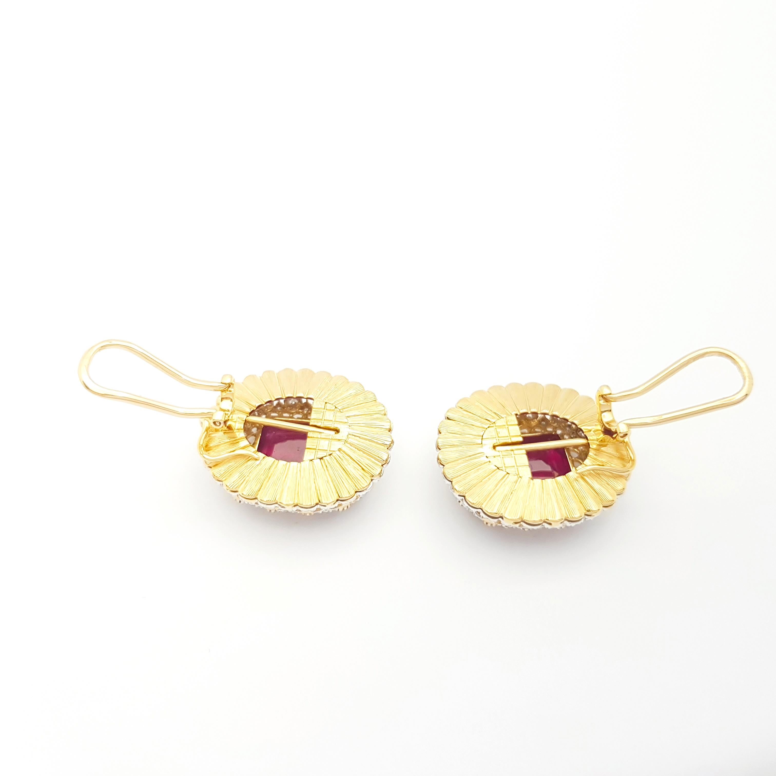 Orecchini di rubini e diamanti con montatura in oro 18K in vendita 1