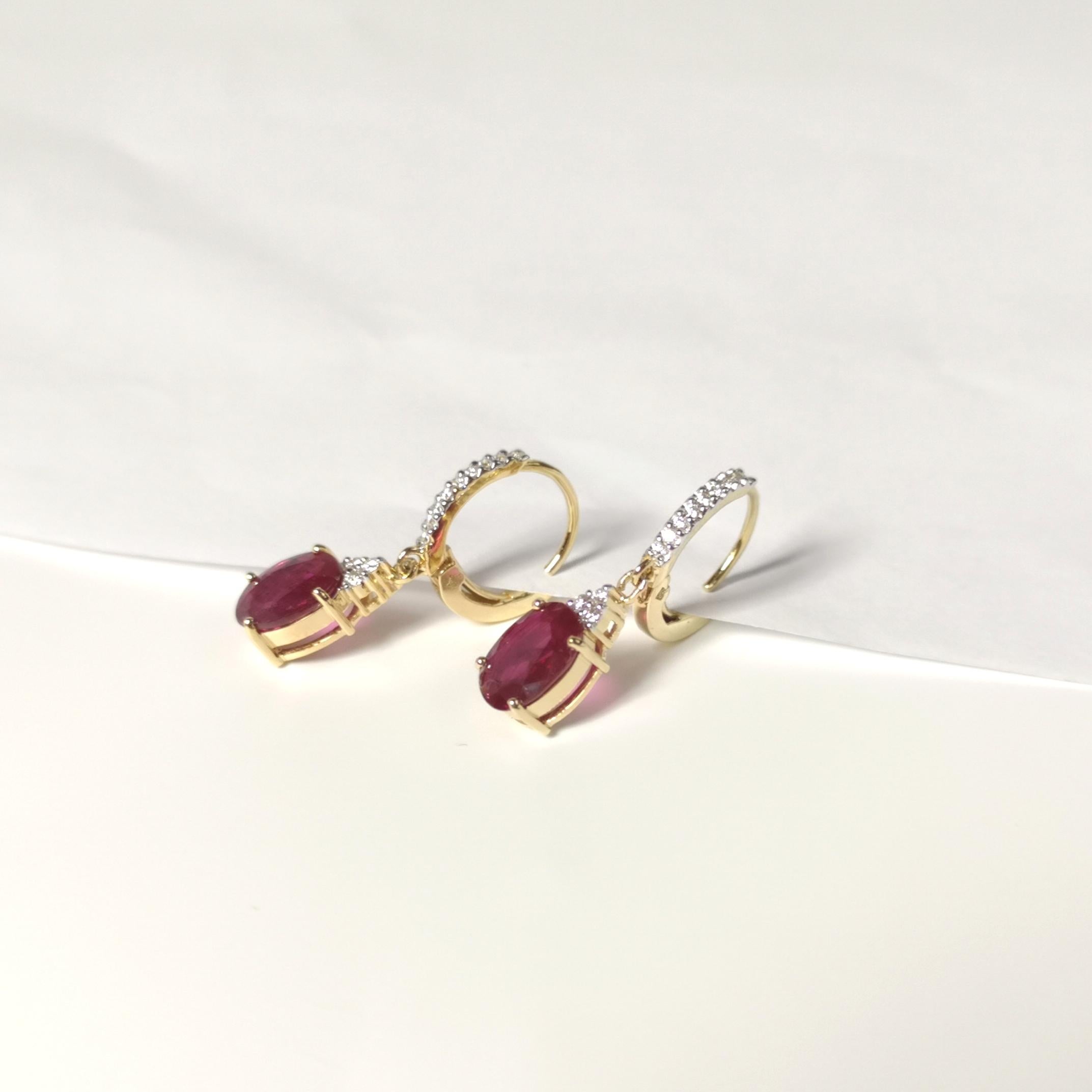 Orecchini di rubini e diamanti con montatura in oro 18K in vendita 1