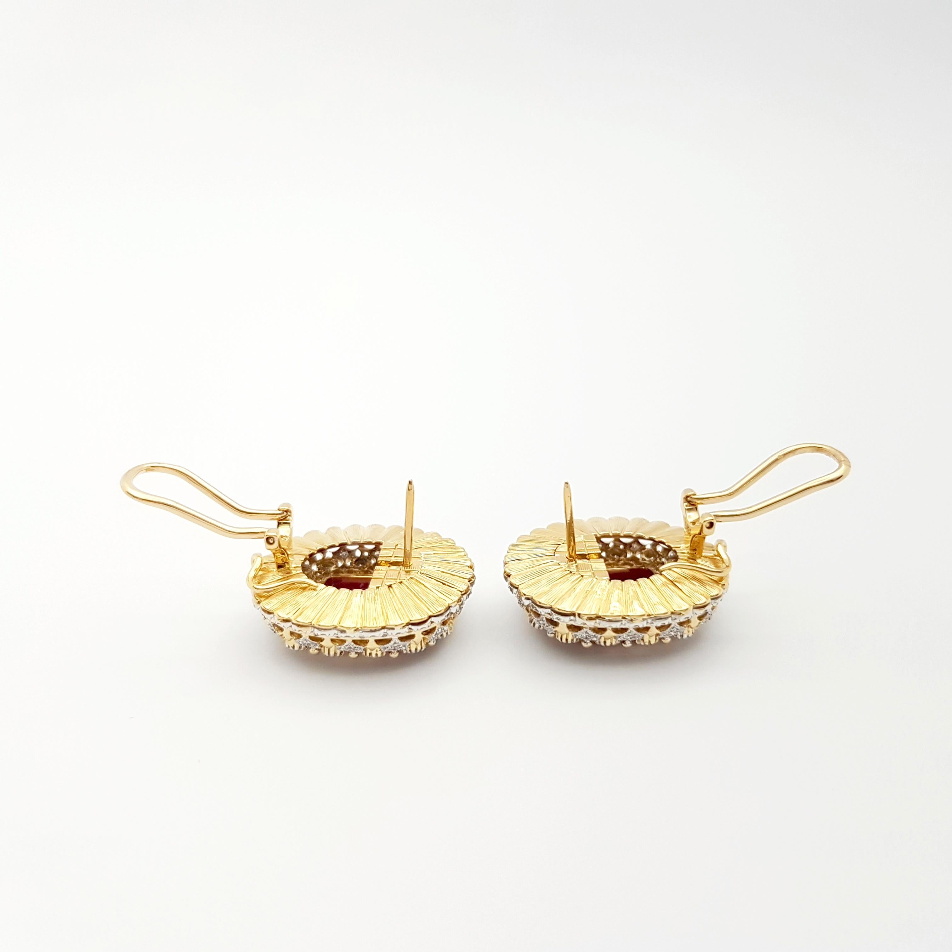 Orecchini di rubini e diamanti con montatura in oro 18K in vendita 2