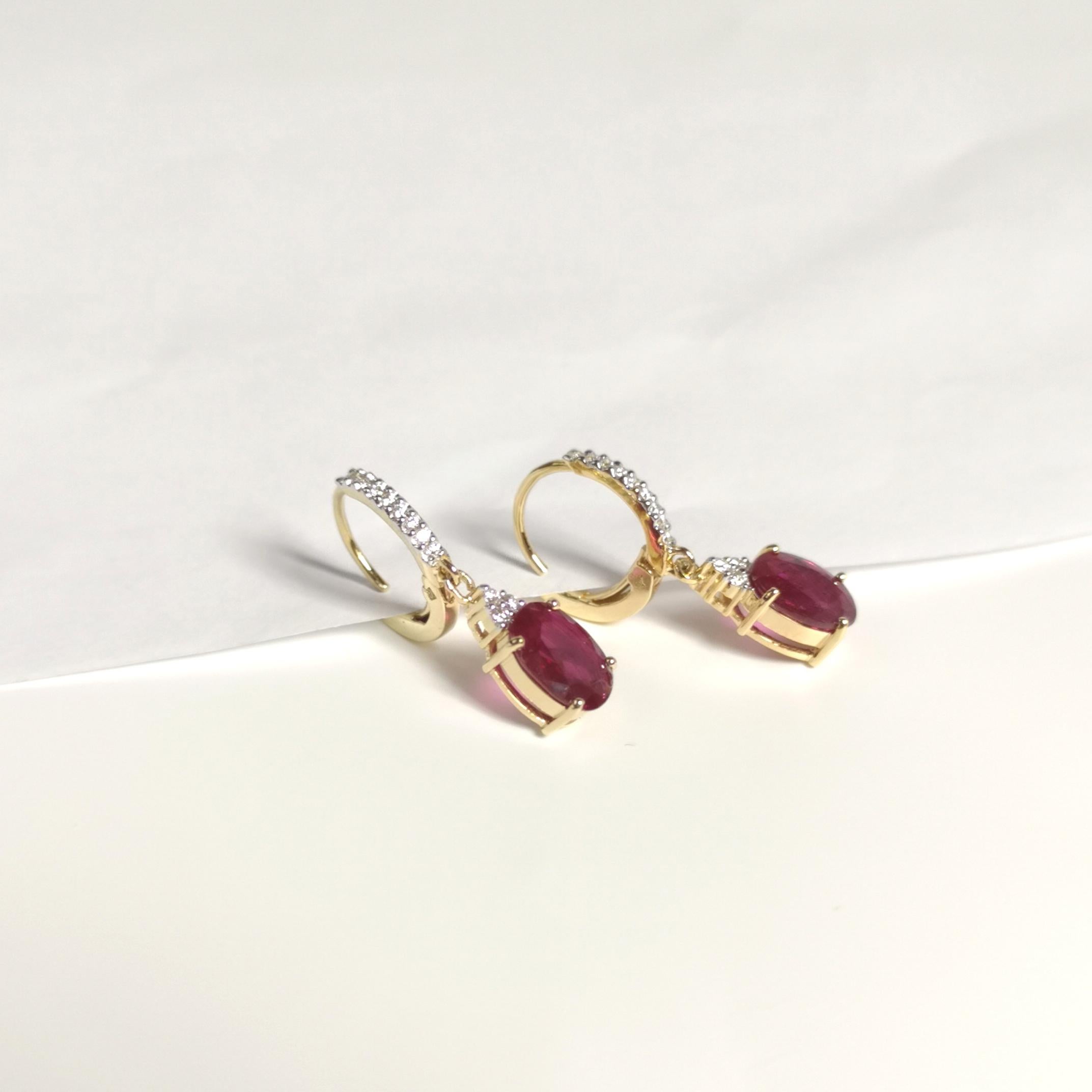 Orecchini di rubini e diamanti con montatura in oro 18K in vendita 2