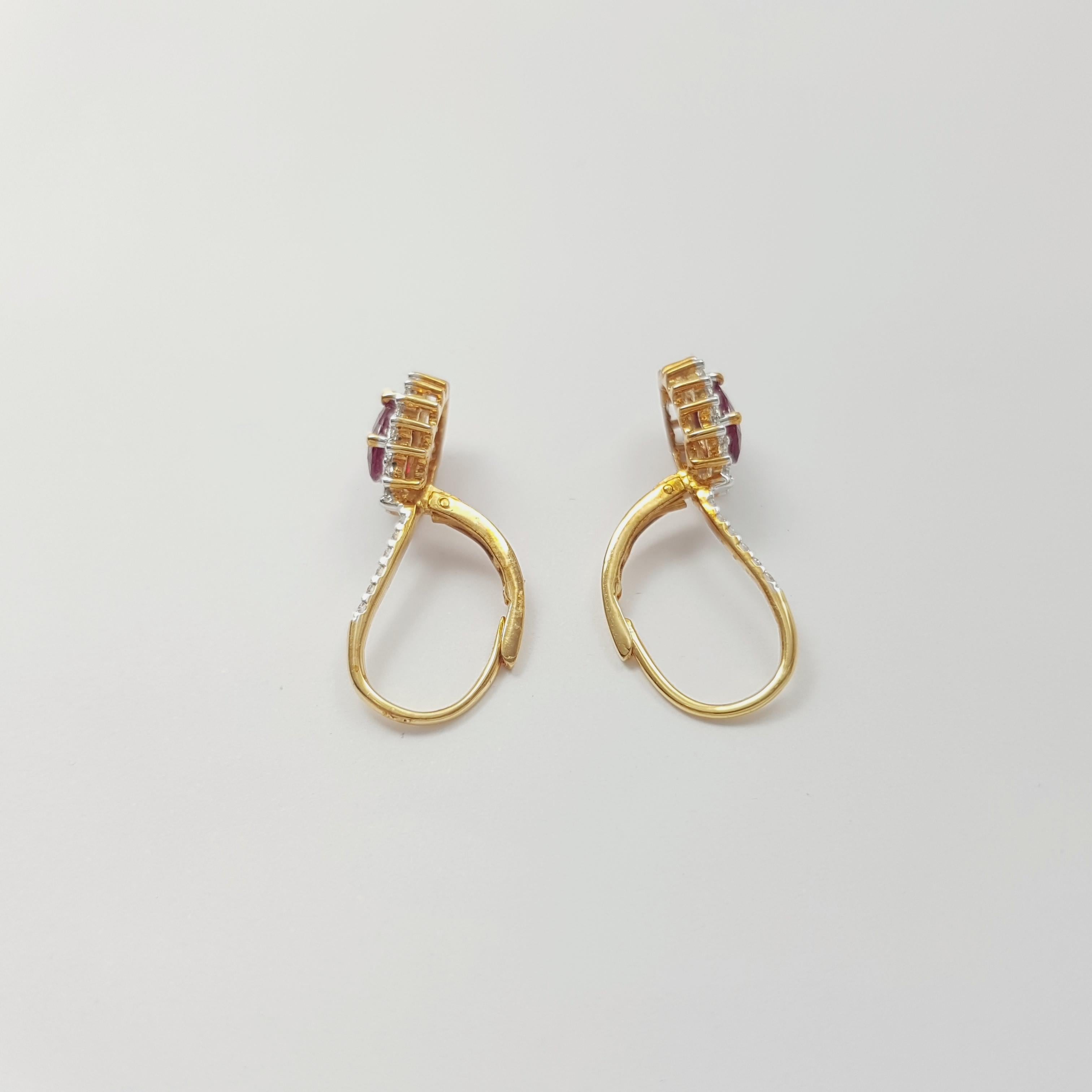 Ruby with Diamond Earrings set in 18K Gold Settings in vendita 3