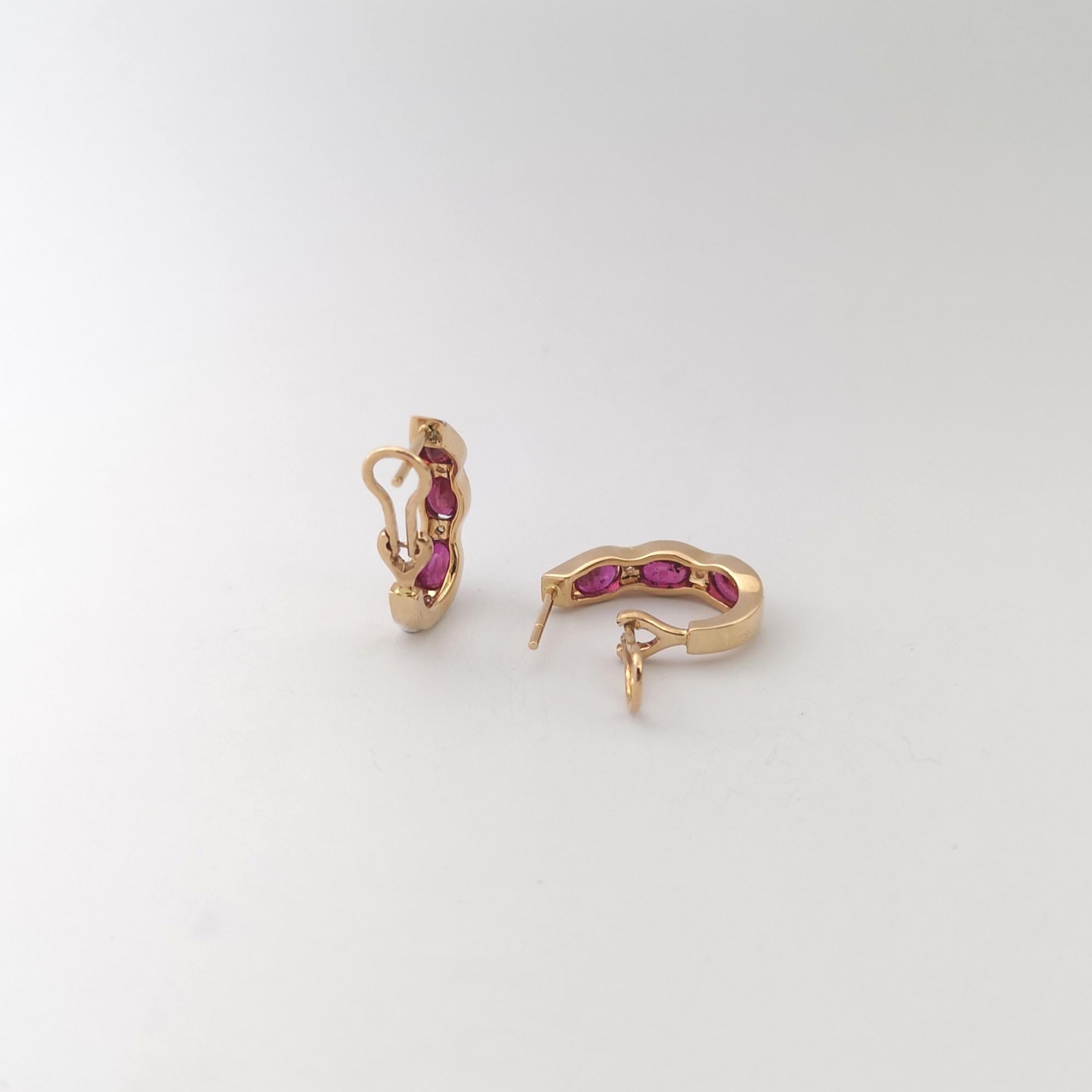 Orecchini di rubini e diamanti con montatura in oro rosa 18 carati in vendita 6