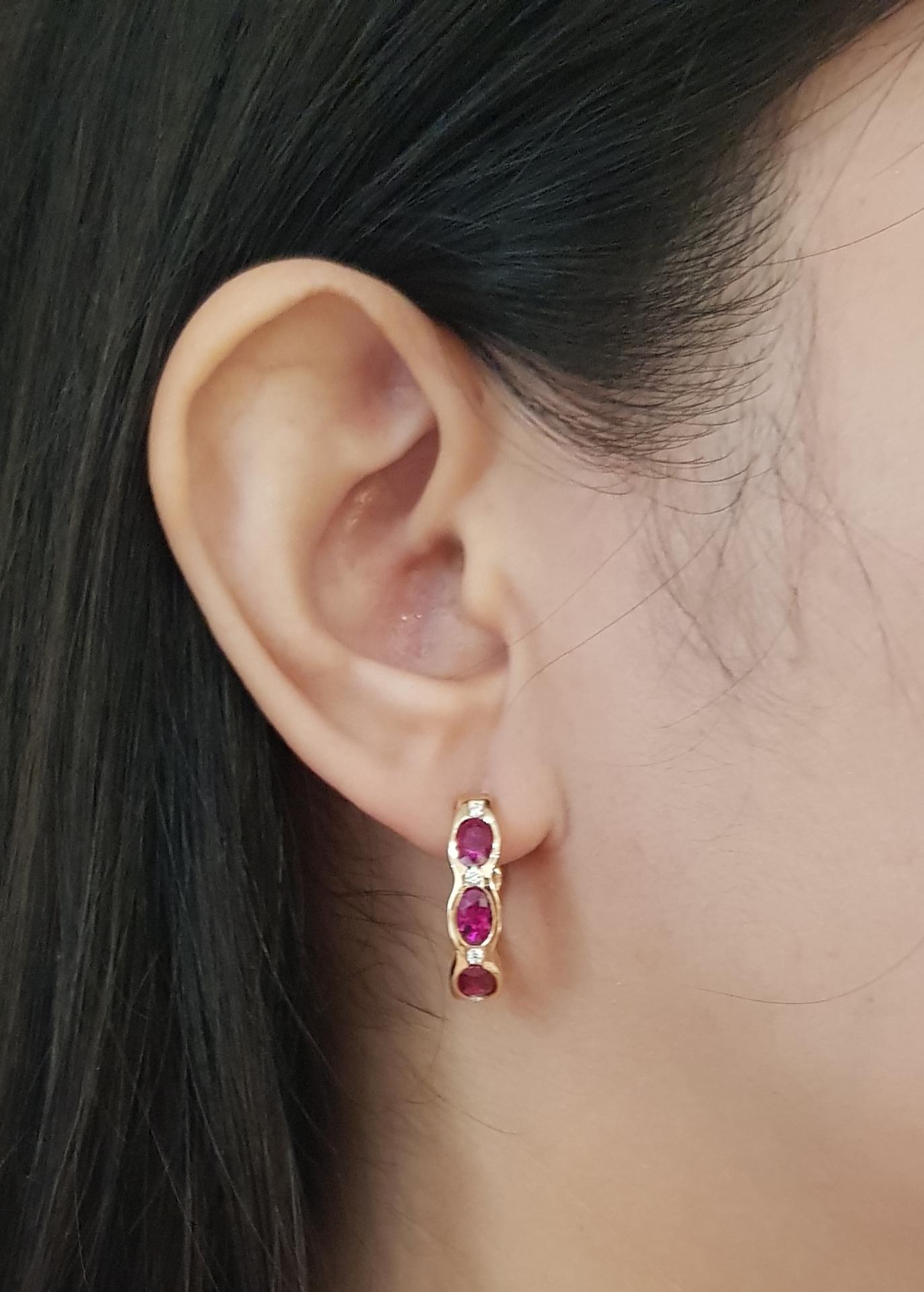 Orecchini con rubino di 3,39 carati e diamante di 0,12 carati con montatura in oro rosa 18 carati

Larghezza: 0,5 cm 
Lunghezza: 2.1 cm
Peso totale: 8,25 grammi

