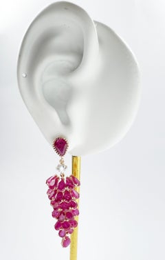 Orecchini di rubini e diamanti con montatura in oro rosa 18 carati