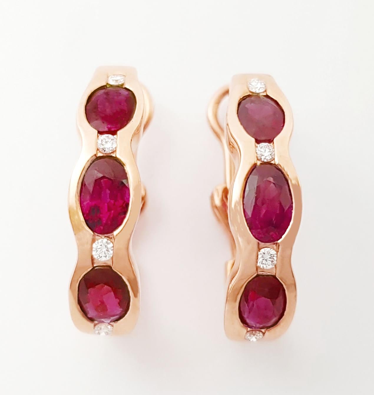 Contemporaneo Orecchini di rubini e diamanti con montatura in oro rosa 18 carati in vendita