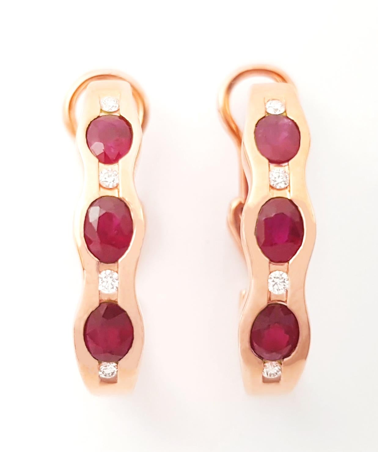 Contemporaneo Orecchini di rubini e diamanti con montatura in oro rosa 18 carati in vendita