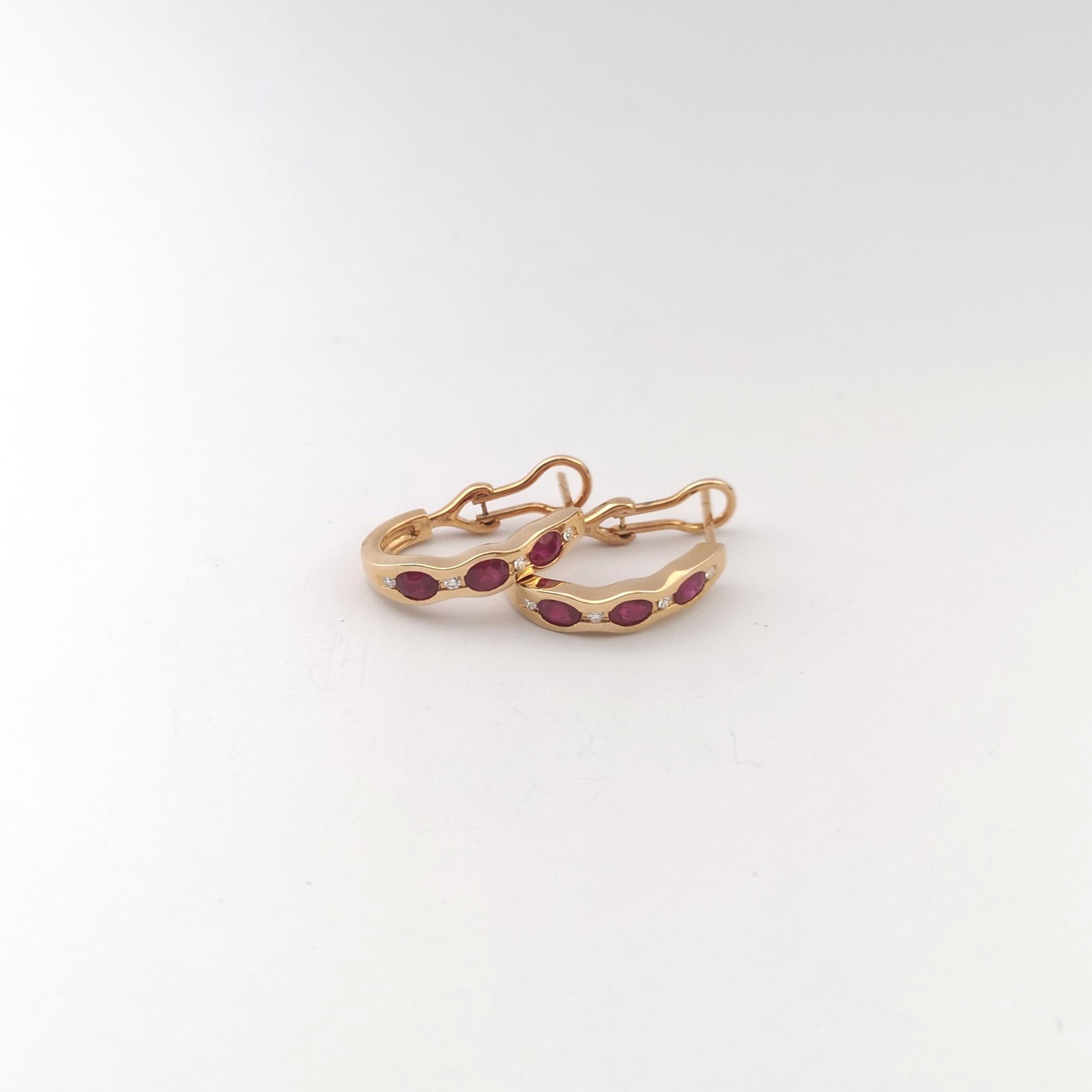 Taglio ovale Orecchini di rubini e diamanti con montatura in oro rosa 18 carati in vendita