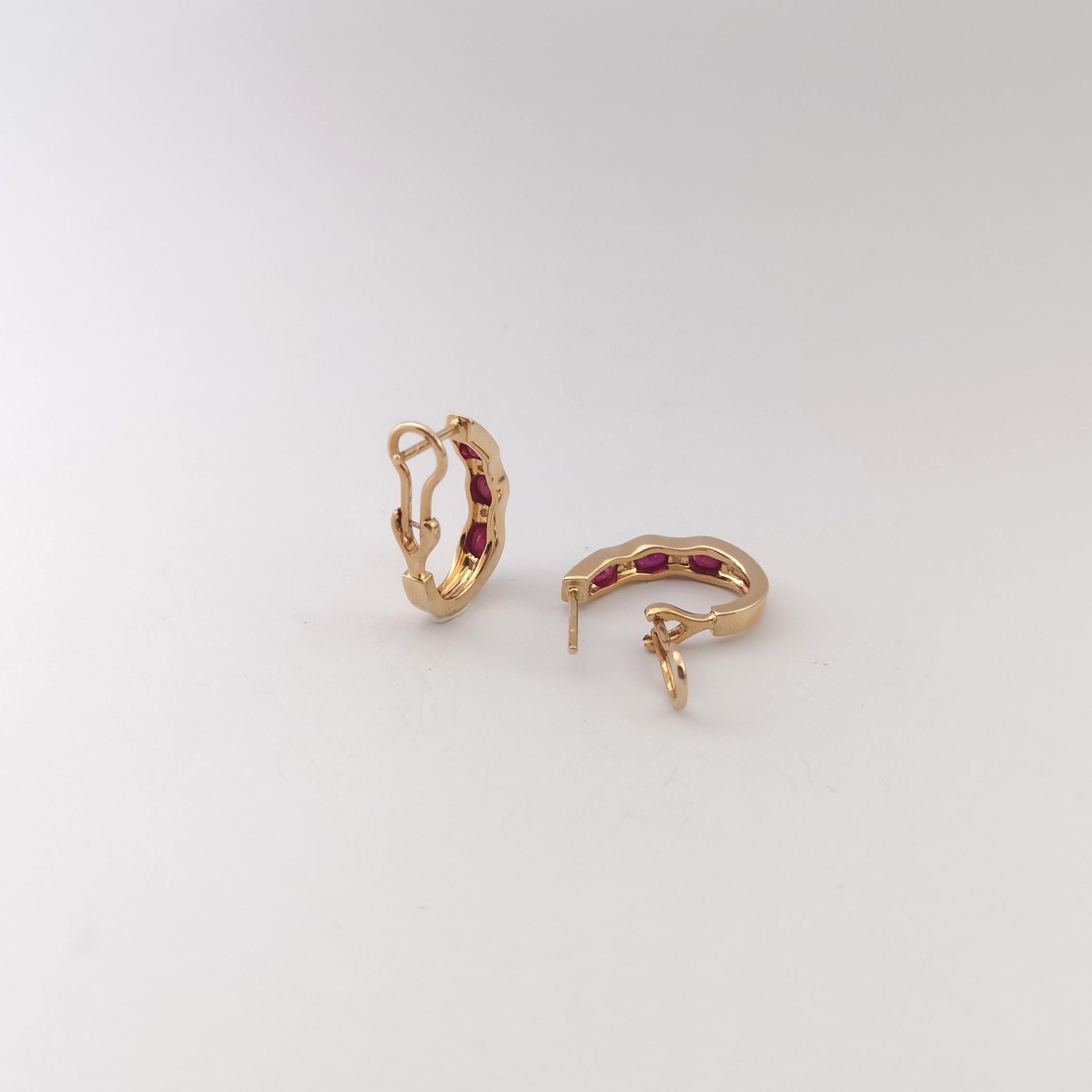 Orecchini di rubini e diamanti con montatura in oro rosa 18 carati In condizioni Nuovo in vendita a Bangkok, TH