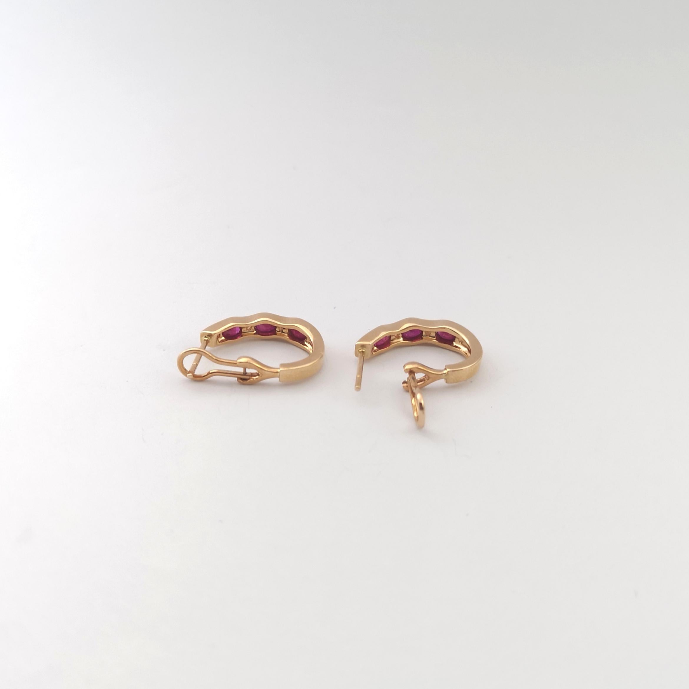 Orecchini di rubini e diamanti con montatura in oro rosa 18 carati In condizioni Nuovo in vendita a Bangkok, TH