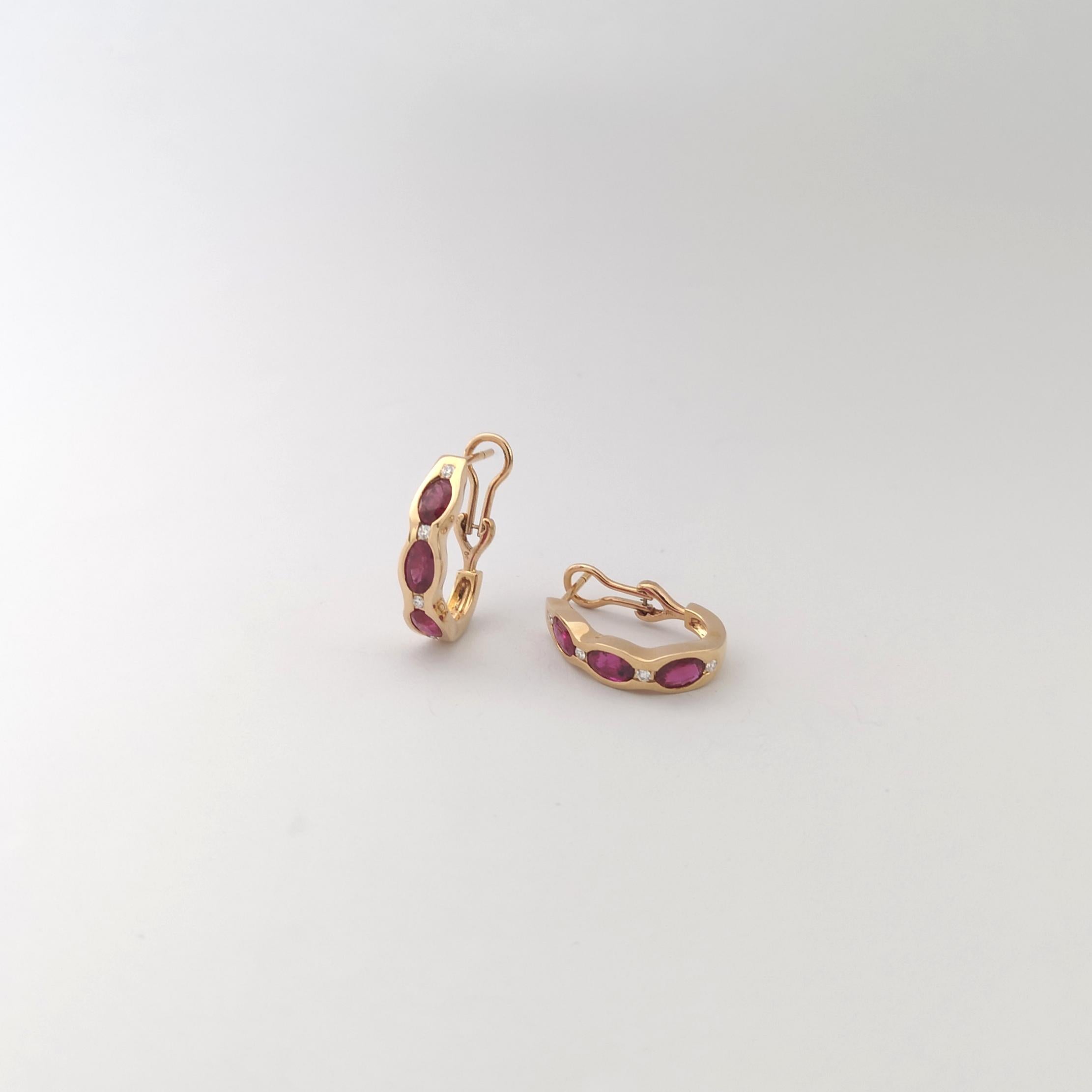 Orecchini di rubini e diamanti con montatura in oro rosa 18 carati in vendita 3