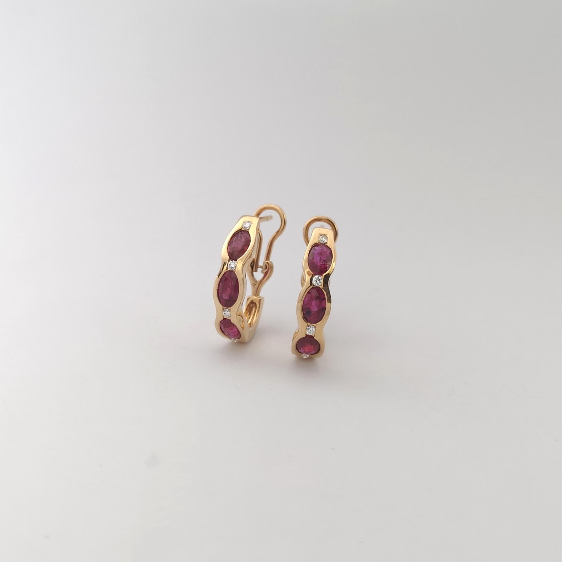 Orecchini di rubini e diamanti con montatura in oro rosa 18 carati in vendita 3