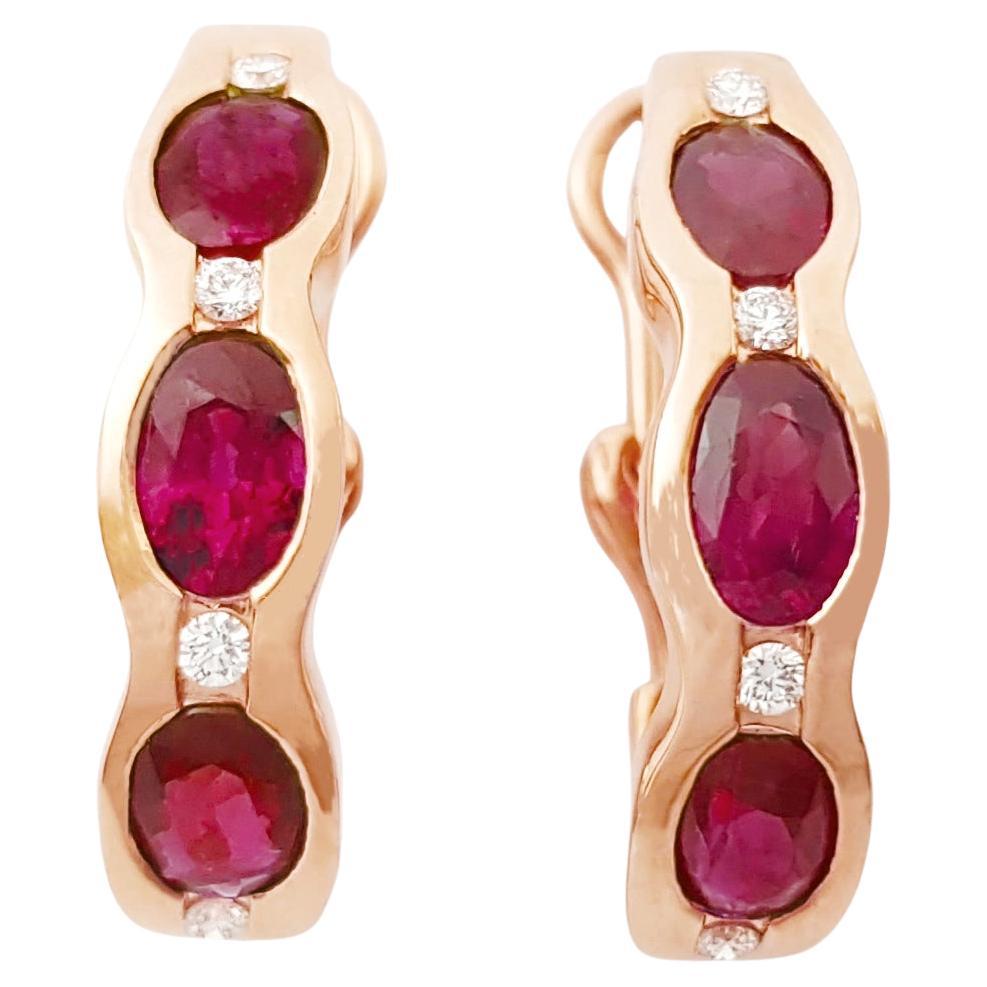 Orecchini di rubini e diamanti con montatura in oro rosa 18 carati in vendita
