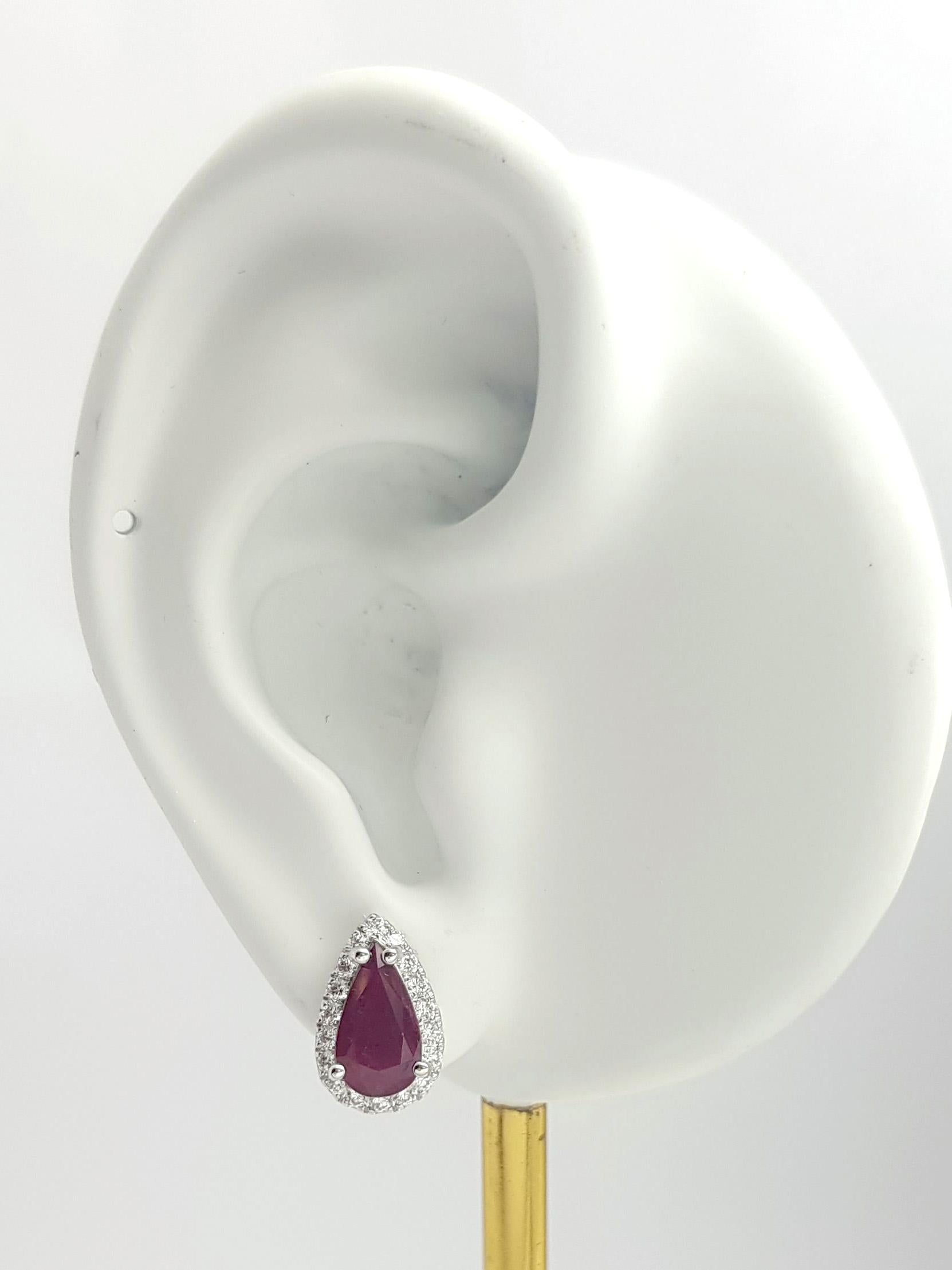 Orecchini con rubino da 1,93 carati e diamante da 0,43 carati con montatura in oro bianco 18 carati

Larghezza: 0,9 cm 
Lunghezza: 1.3 cm
Peso totale: 3,64 grammi

